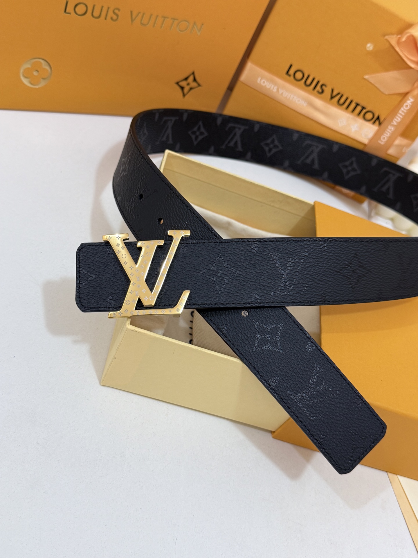 LV暗色花双面金标皮带｜40mm标准宽度       一面细腻黑色粒面牛皮、 一面经典黑老花，双面随心切换 亮面立体金L