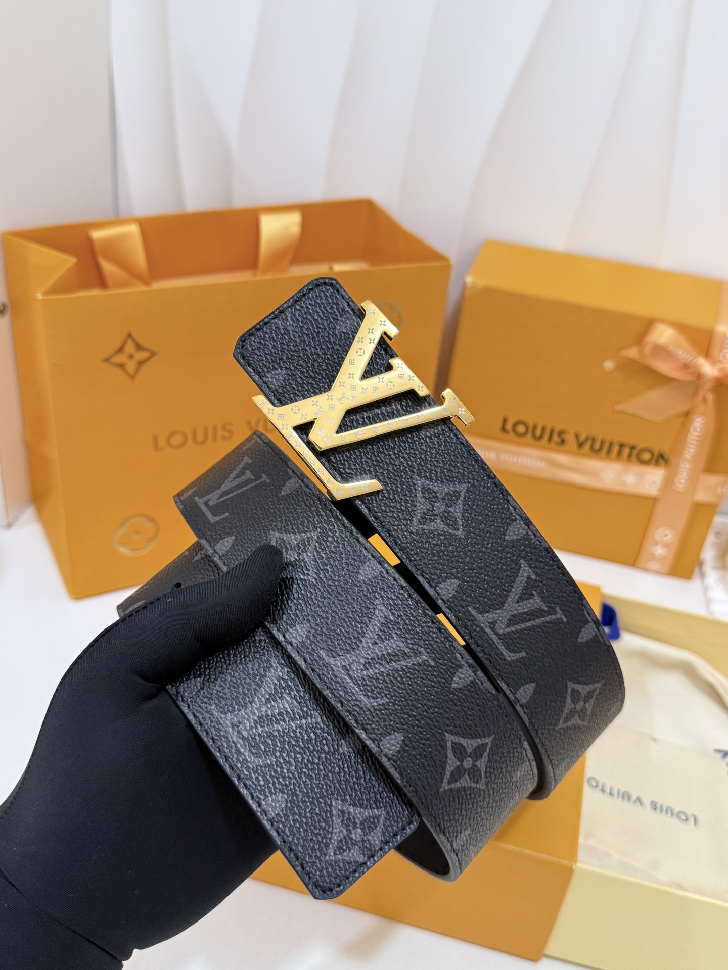 LV暗色花双面金标皮带｜40mm标准宽度       一面细腻黑色粒面牛皮、 一面经典黑老花，双面随心切换 亮面立体金L