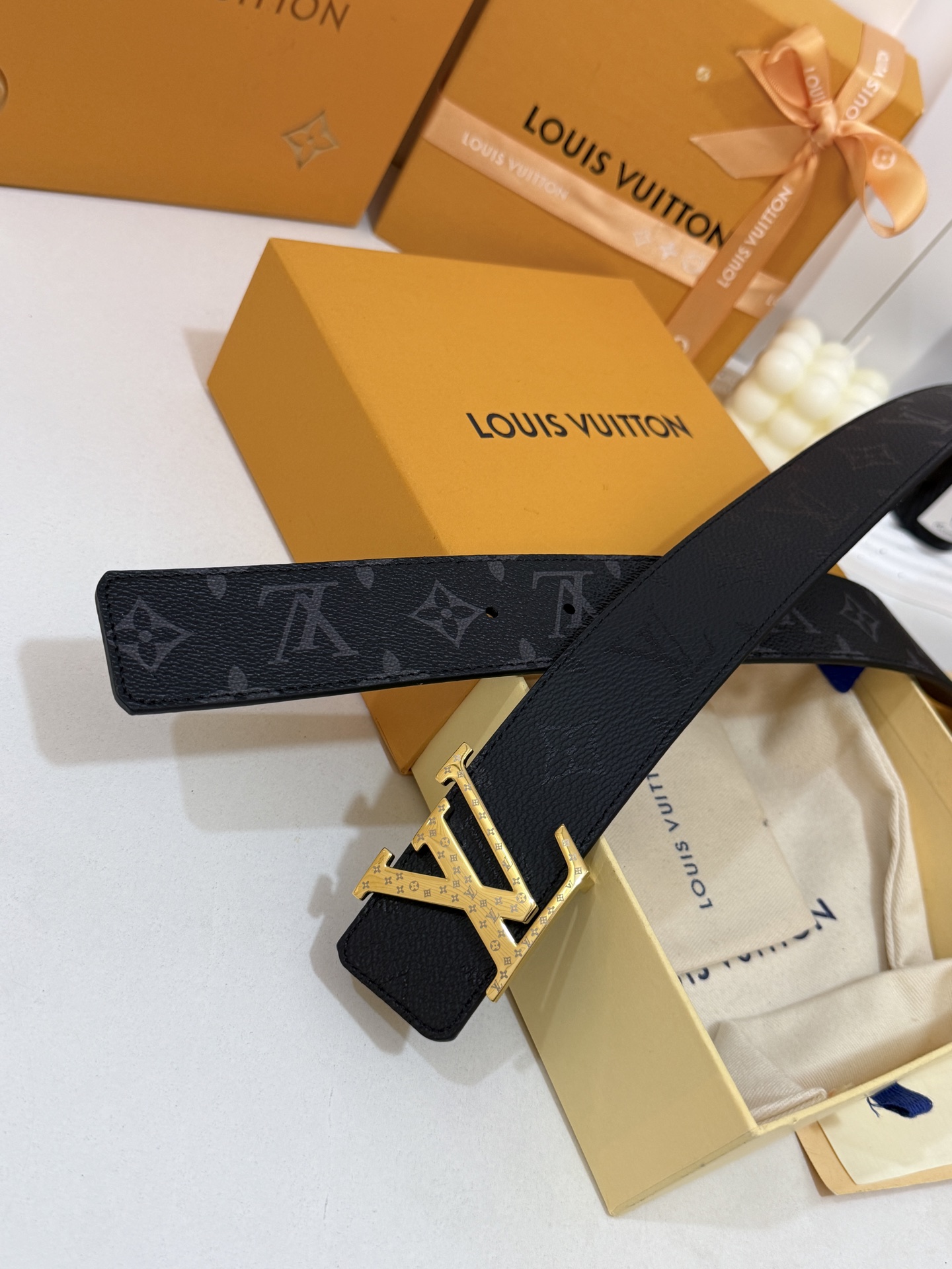 LV暗色花双面金标皮带｜40mm标准宽度       一面细腻黑色粒面牛皮、 一面经典黑老花，双面随心切换 亮面立体金L