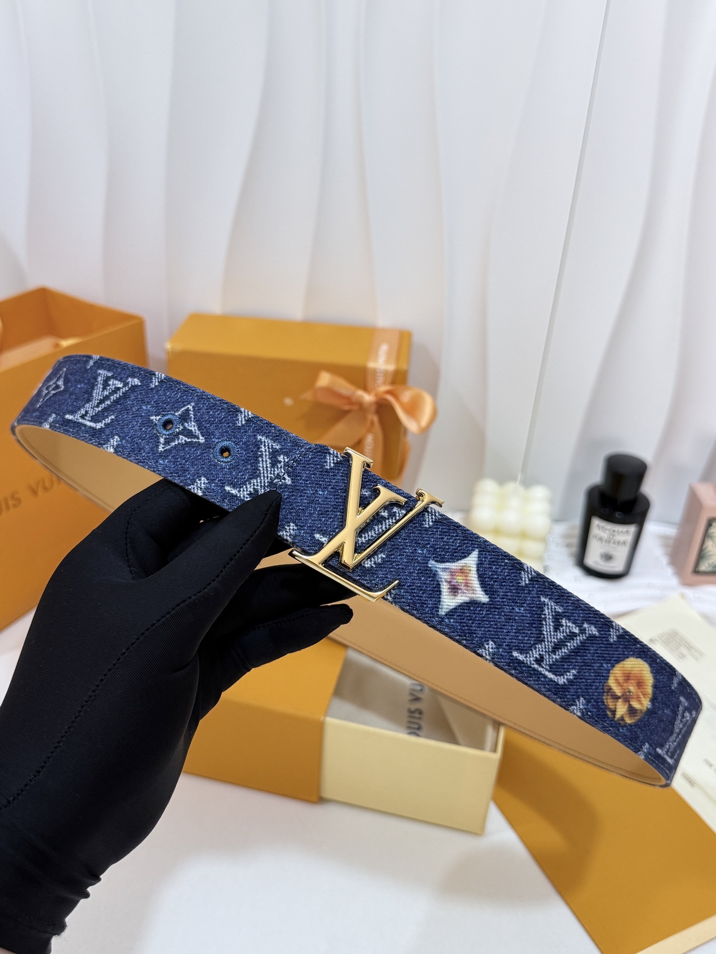 LV复古牛仔金标皮带｜35mm宽度       水洗皵蓝丹宁布身，满印老花点级趣味花卉图案， 内里柔韧皮底 亮面金质感L