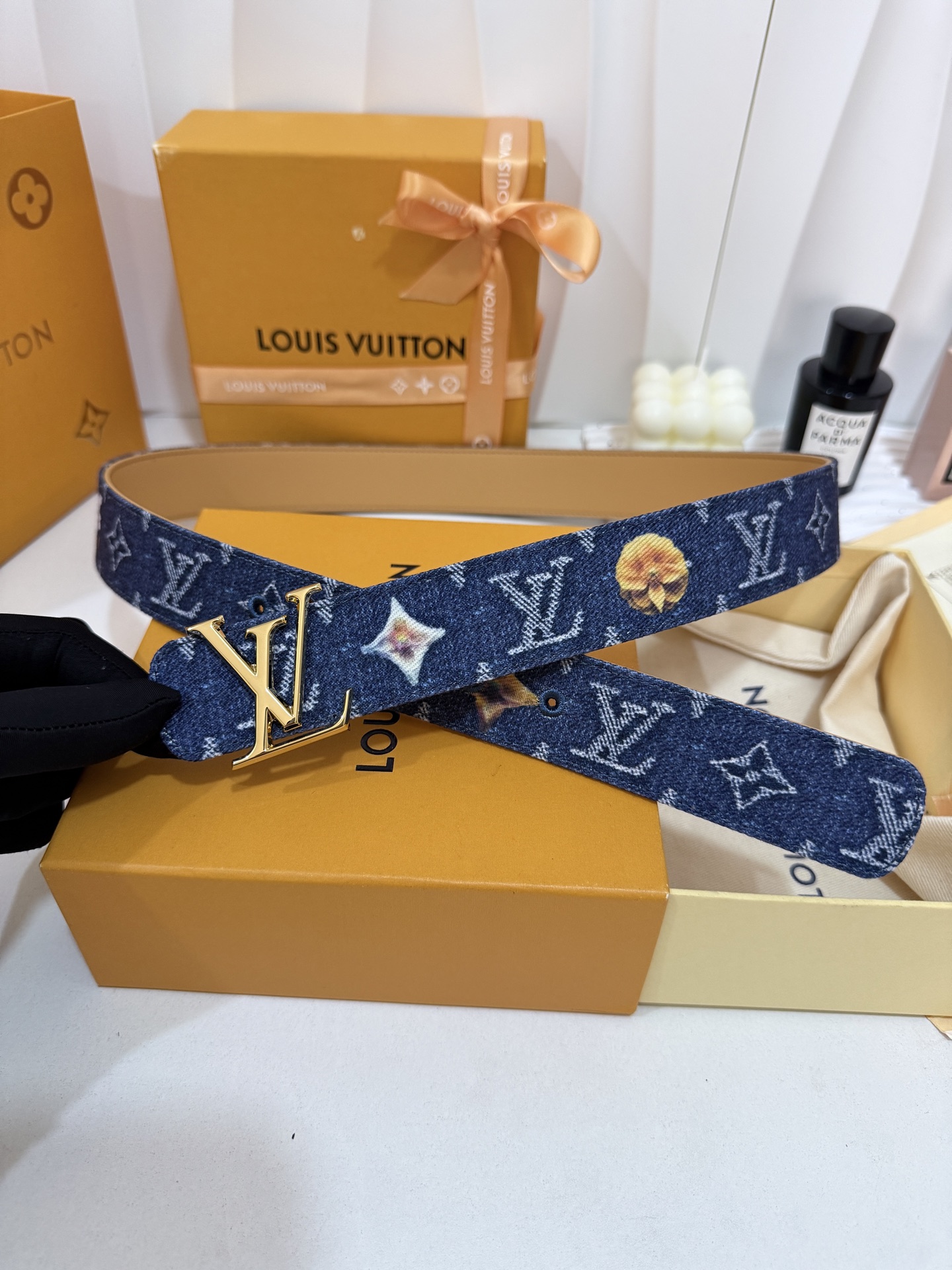 LV复古牛仔金标皮带｜35mm宽度       水洗皵蓝丹宁布身，满印老花点级趣味花卉图案， 内里柔韧皮底 亮面金质感L