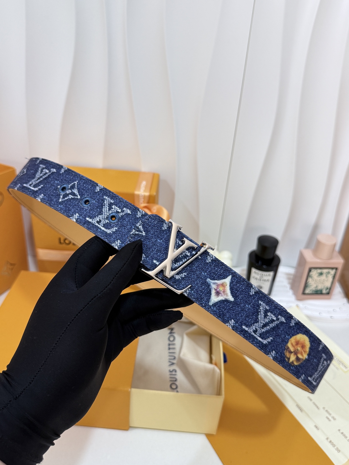 LV复古牛仔银标皮带｜35mm宽度       水洗皵蓝丹宁布身，满印老花点级趣味花卉图案， 内里柔韧皮底 亮面银质感L