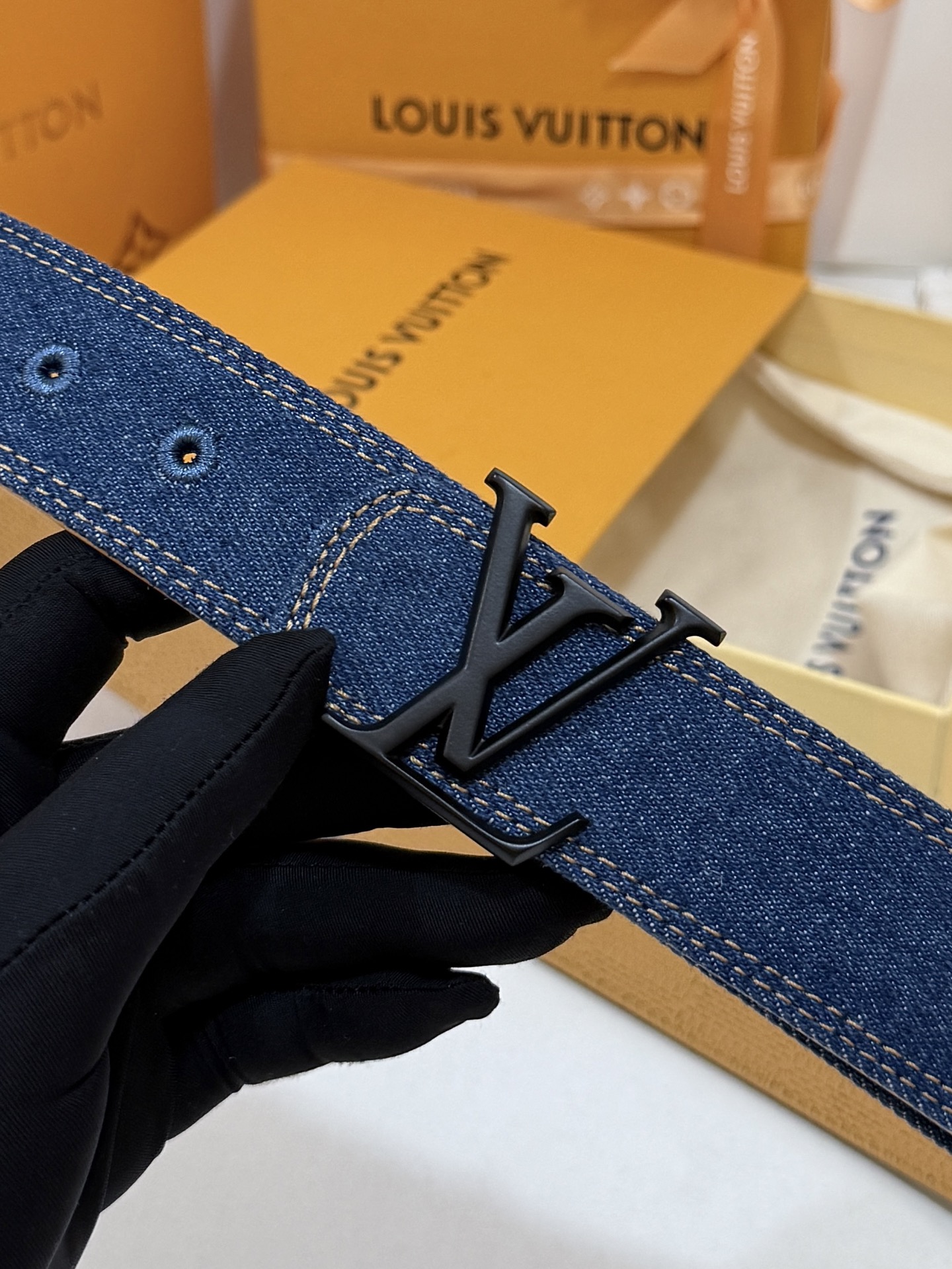 LV纯色牛仔黑扣皮带｜35mm宽度       经典諚蓝水洗牛仔面料，内里柔韧真皮底料，走线工整考究 高级哑黑LV立体金