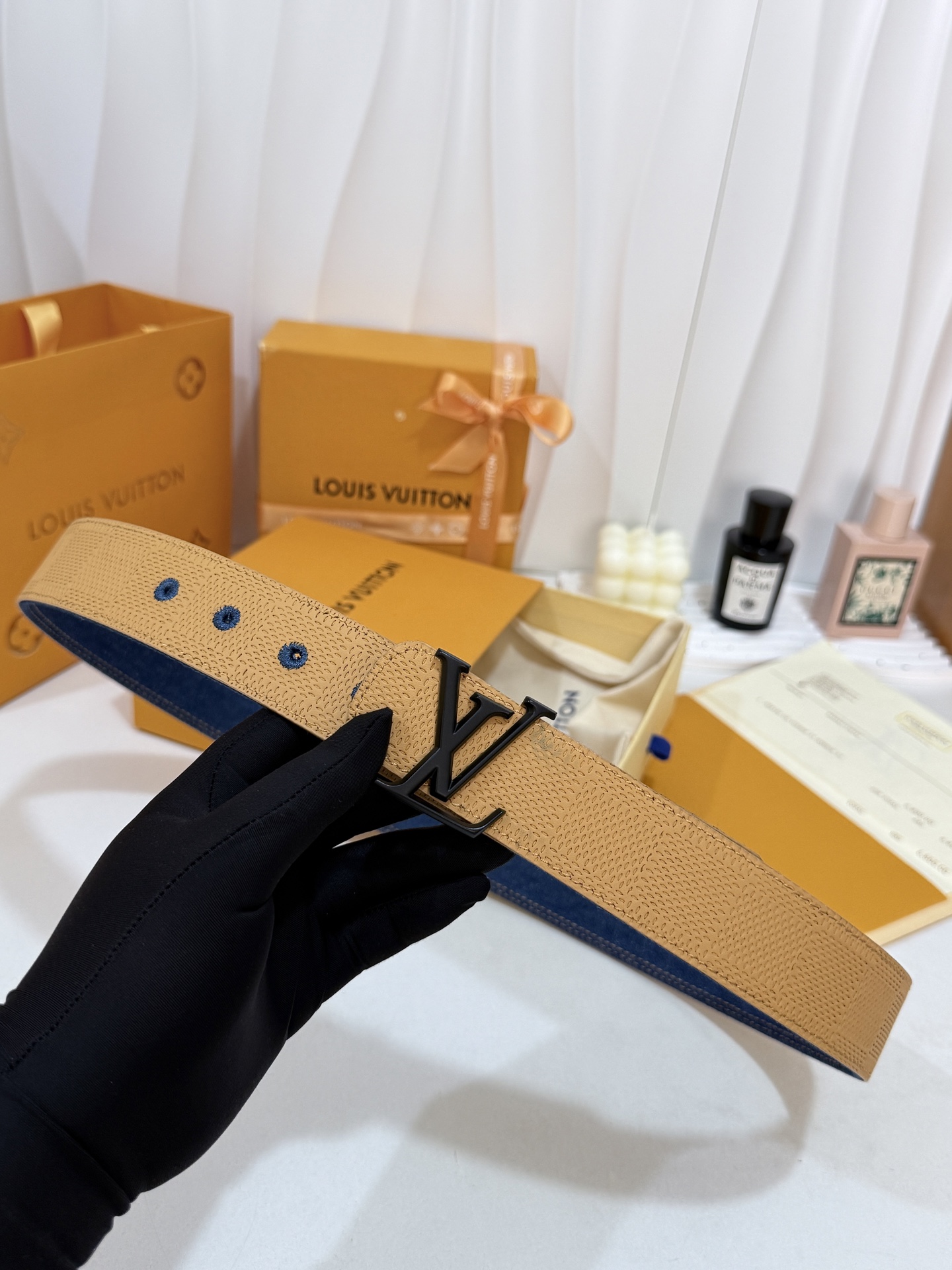 LV纯色牛仔黑扣皮带｜35mm宽度       经典諚蓝水洗牛仔面料，内里柔韧真皮底料，走线工整考究 高级哑黑LV立体金