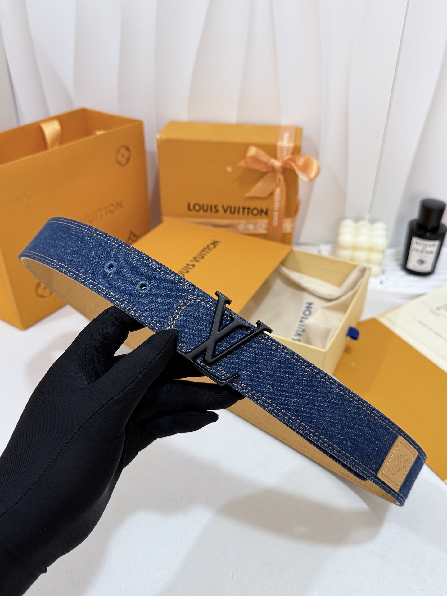 LV纯色牛仔黑扣皮带｜35mm宽度       经典諚蓝水洗牛仔面料，内里柔韧真皮底料，走线工整考究 高级哑黑LV立体金