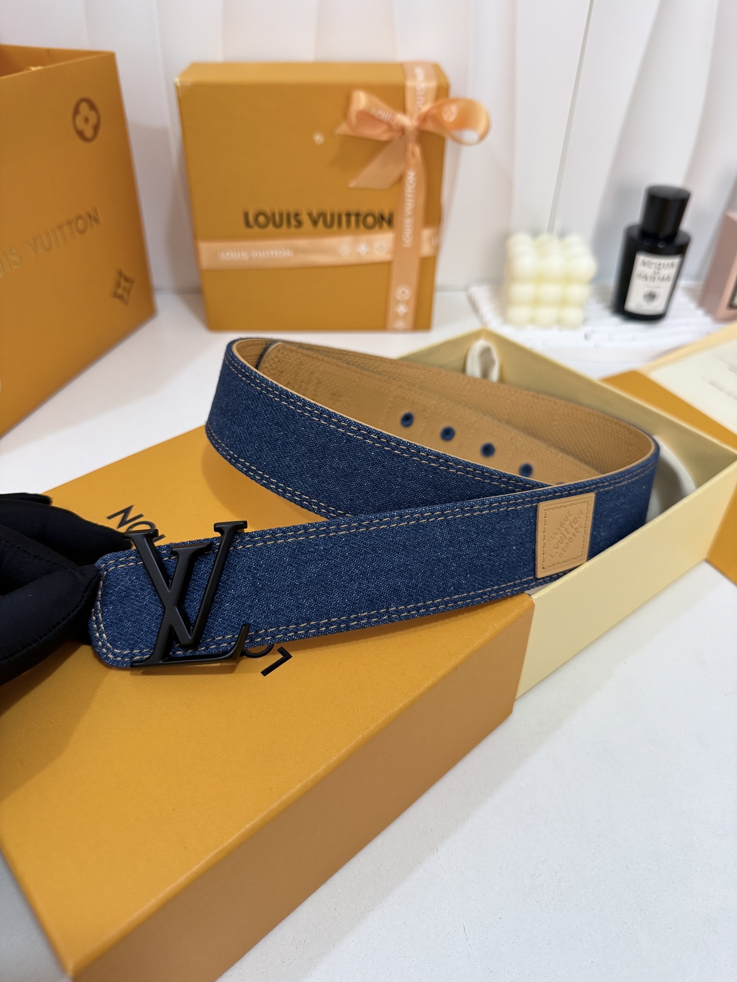 LV纯色牛仔黑扣皮带｜35mm宽度       经典諚蓝水洗牛仔面料，内里柔韧真皮底料，走线工整考究 高级哑黑LV立体金