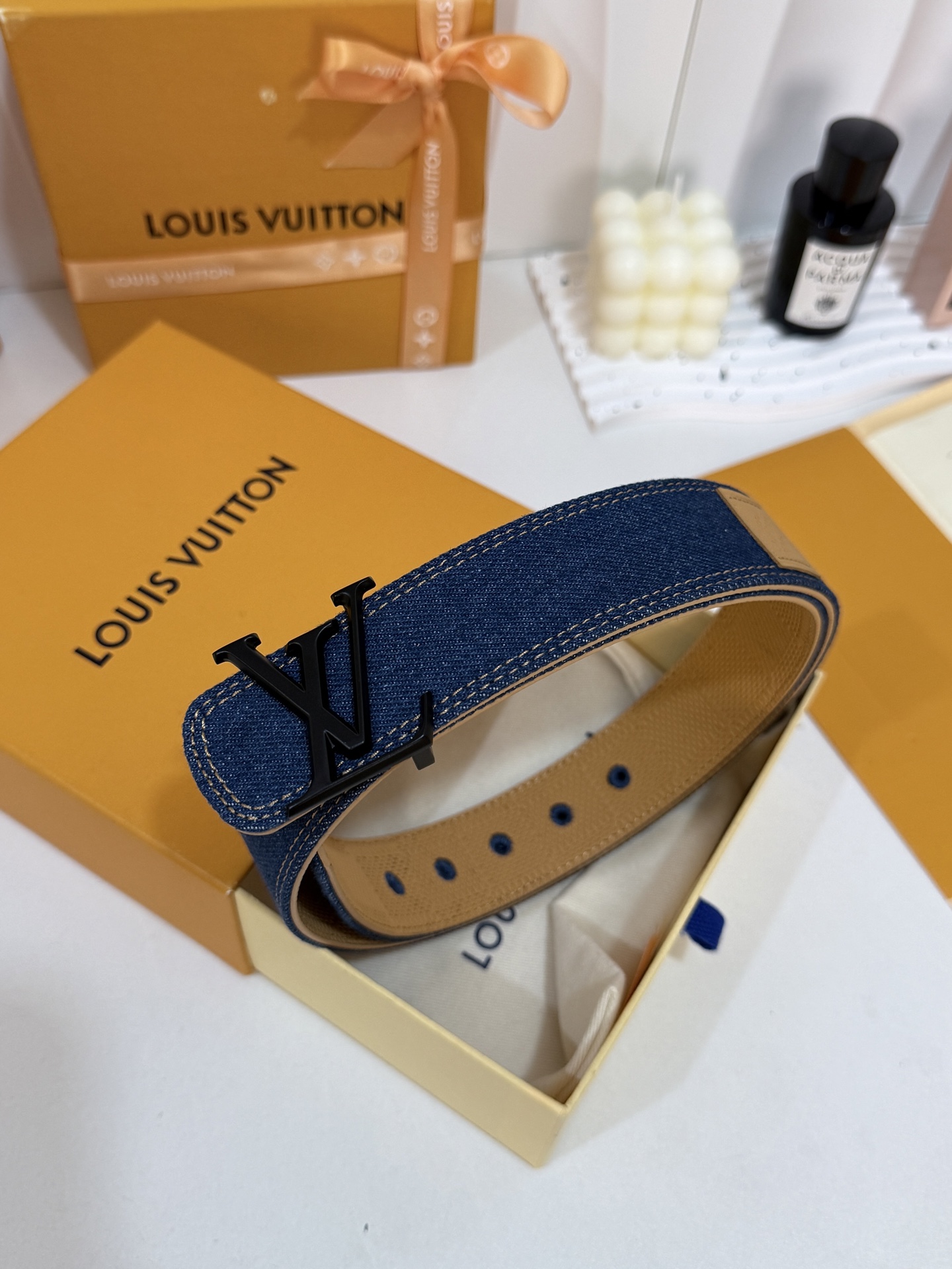 LV纯色牛仔黑扣皮带｜35mm宽度       经典諚蓝水洗牛仔面料，内里柔韧真皮底料，走线工整考究 高级哑黑LV立体金