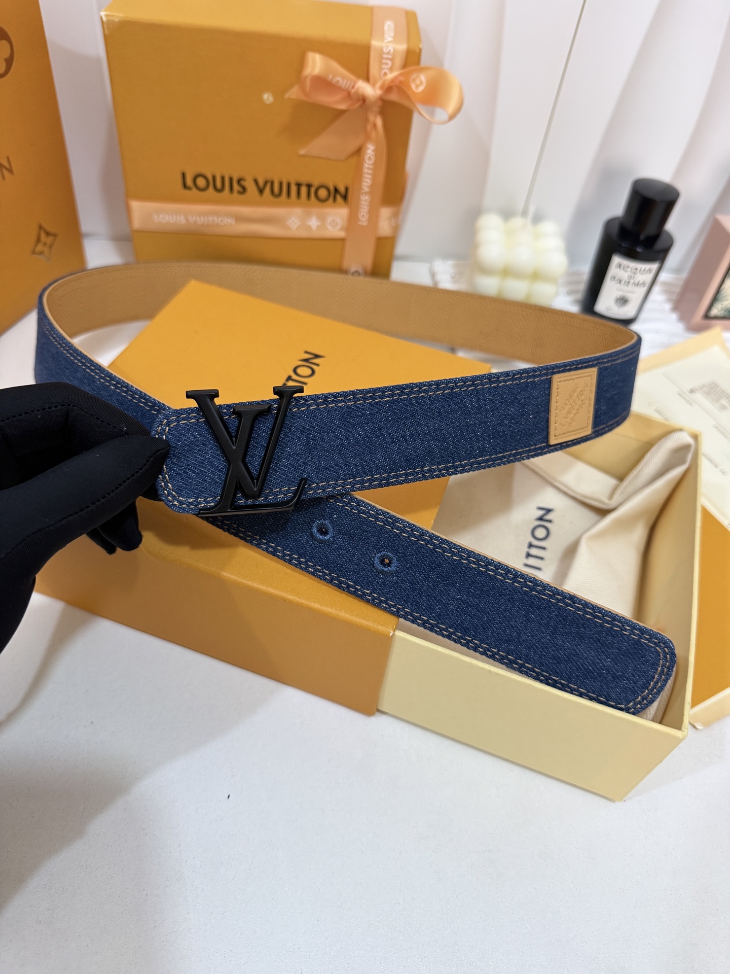 LV纯色牛仔黑扣皮带｜35mm宽度       经典諚蓝水洗牛仔面料，内里柔韧真皮底料，走线工整考究 高级哑黑LV立体金