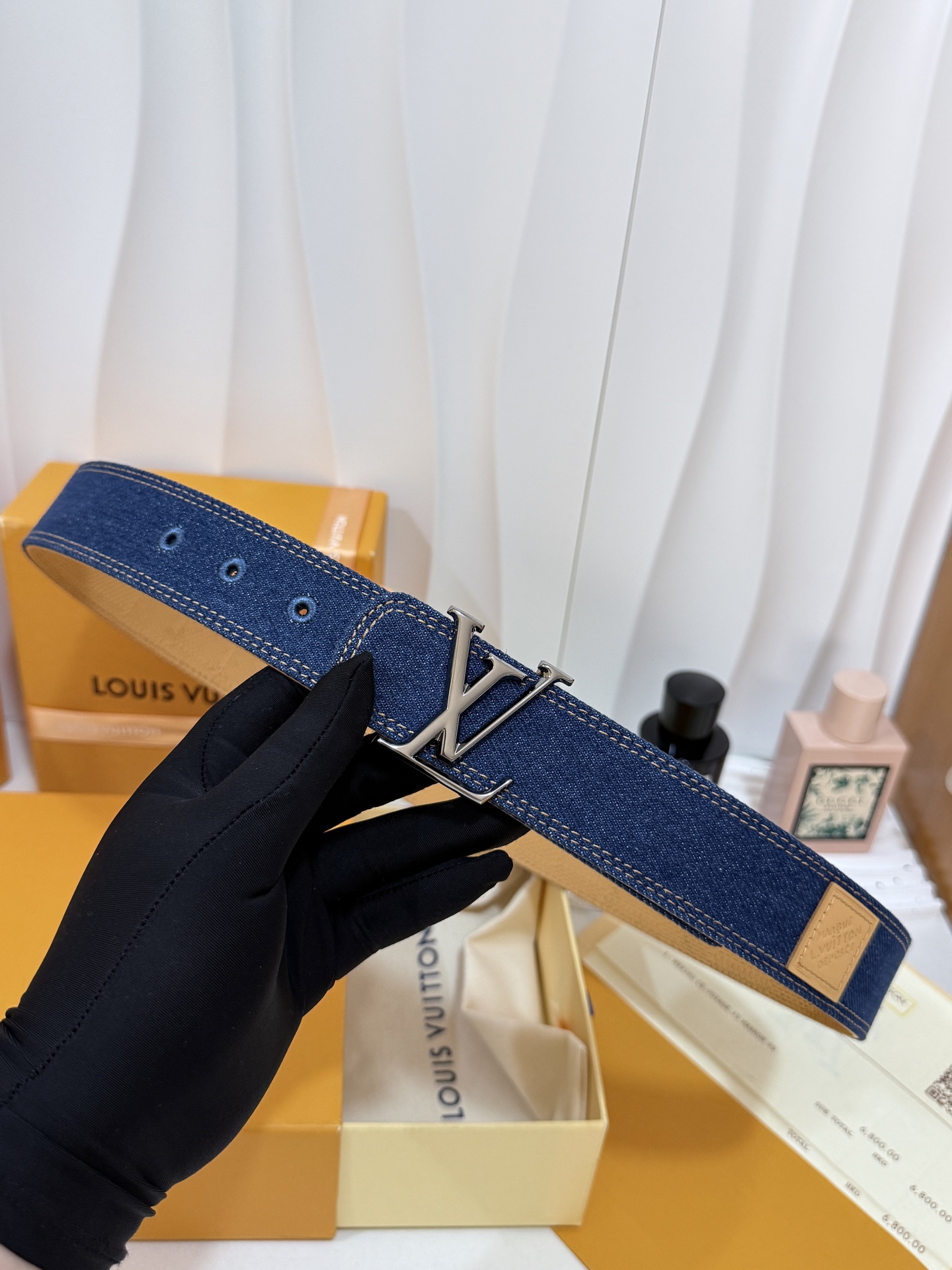 LV纯色牛仔枪扣皮带｜35mm宽度       经典諚蓝水洗牛仔面料，内里柔韧真皮底料，走线工整考究 高级亮枪LV立体金