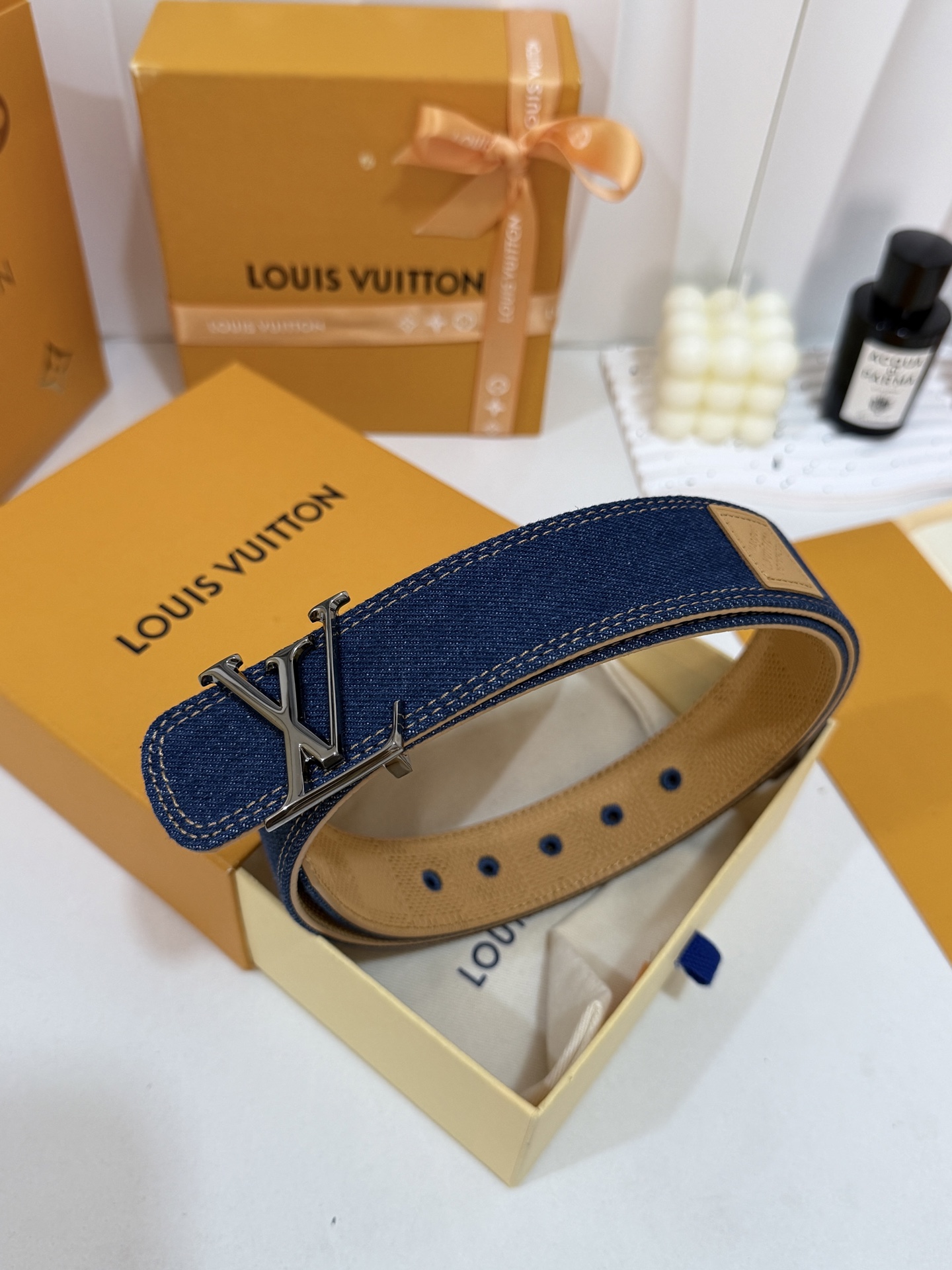 LV纯色牛仔枪扣皮带｜35mm宽度       经典諚蓝水洗牛仔面料，内里柔韧真皮底料，走线工整考究 高级亮枪LV立体金