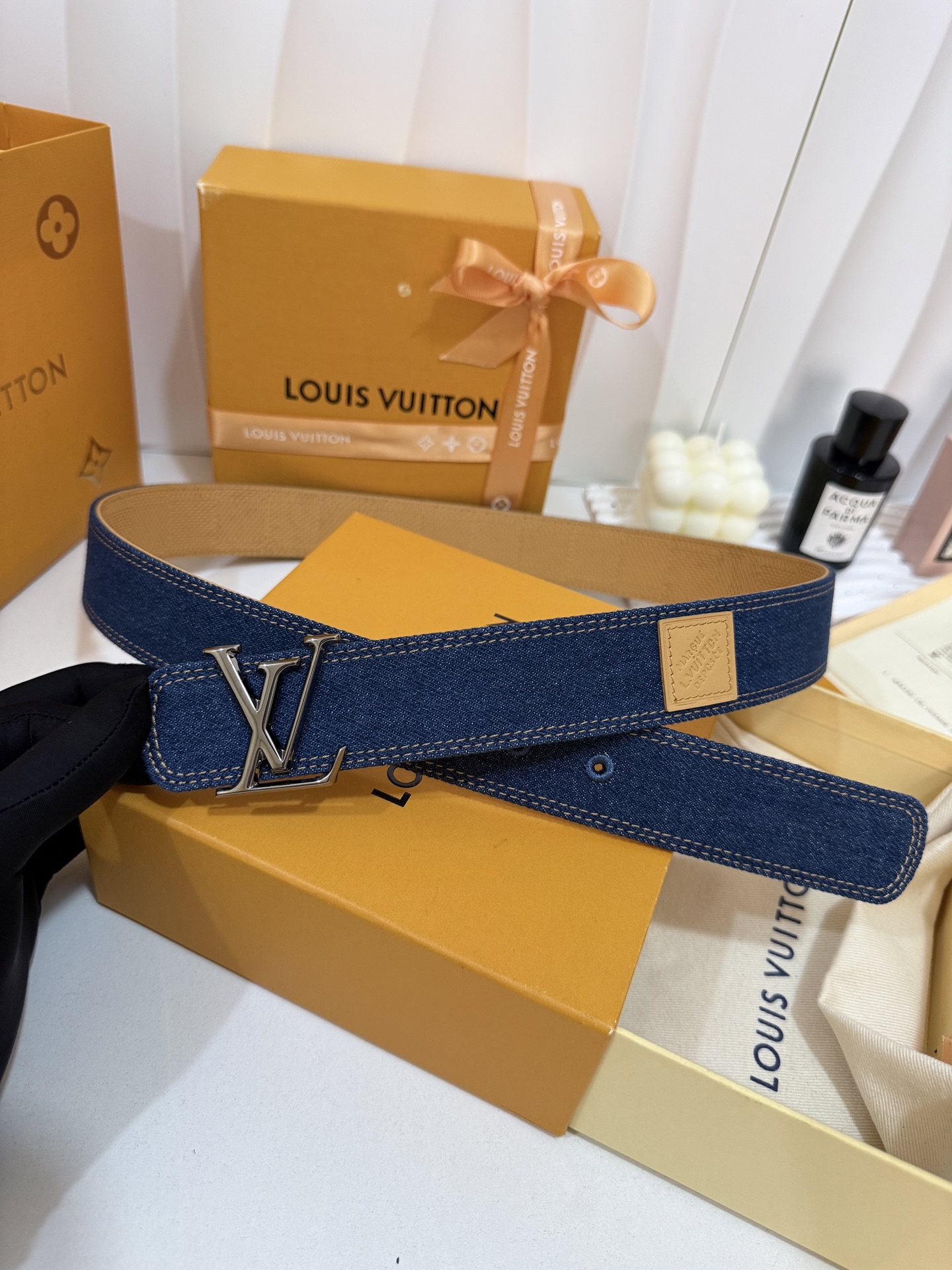 LV纯色牛仔枪扣皮带｜35mm宽度       经典諚蓝水洗牛仔面料，内里柔韧真皮底料，走线工整考究 高级亮枪LV立体金