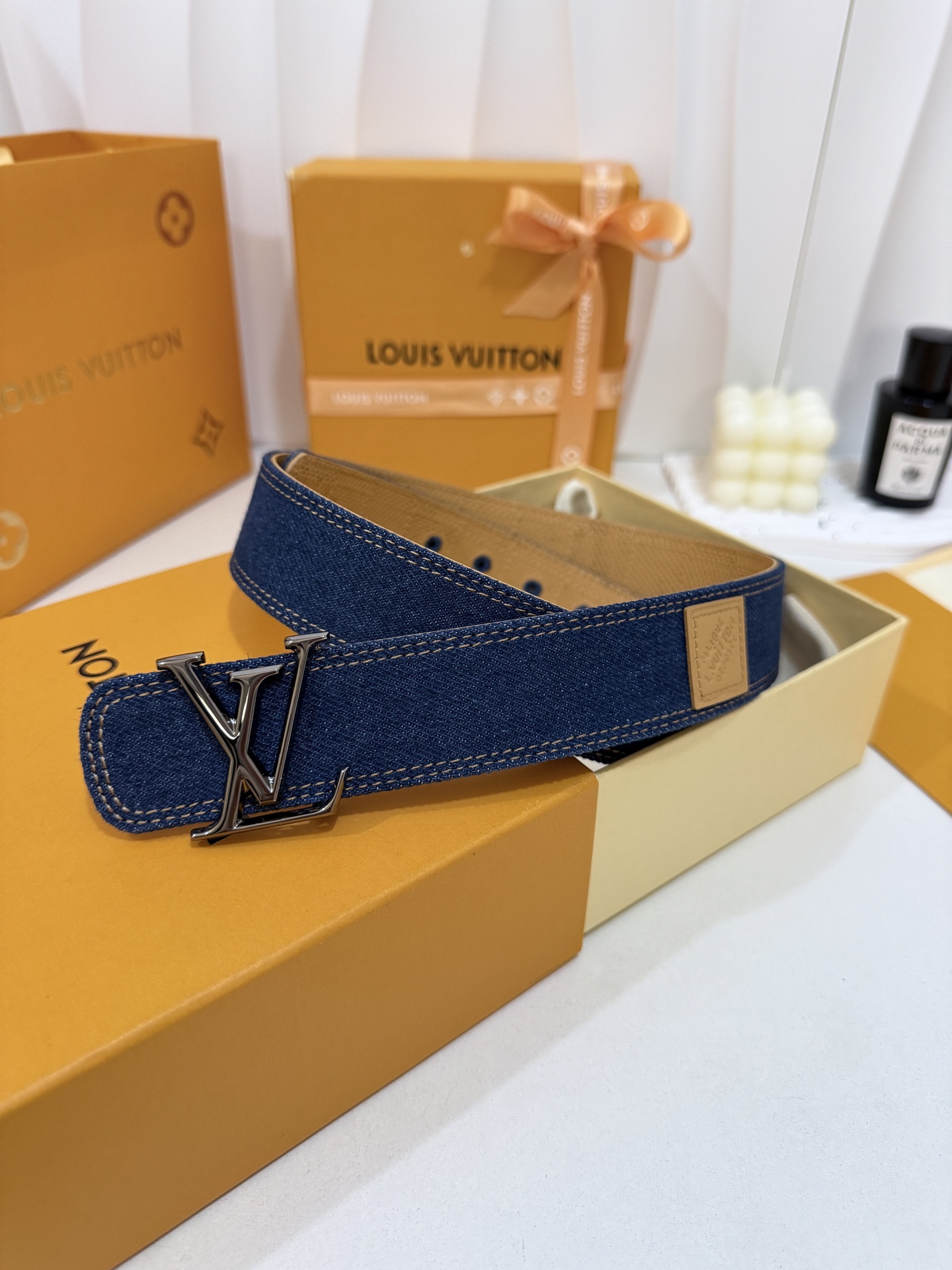 LV纯色牛仔枪扣皮带｜35mm宽度       经典諚蓝水洗牛仔面料，内里柔韧真皮底料，走线工整考究 高级亮枪LV立体金