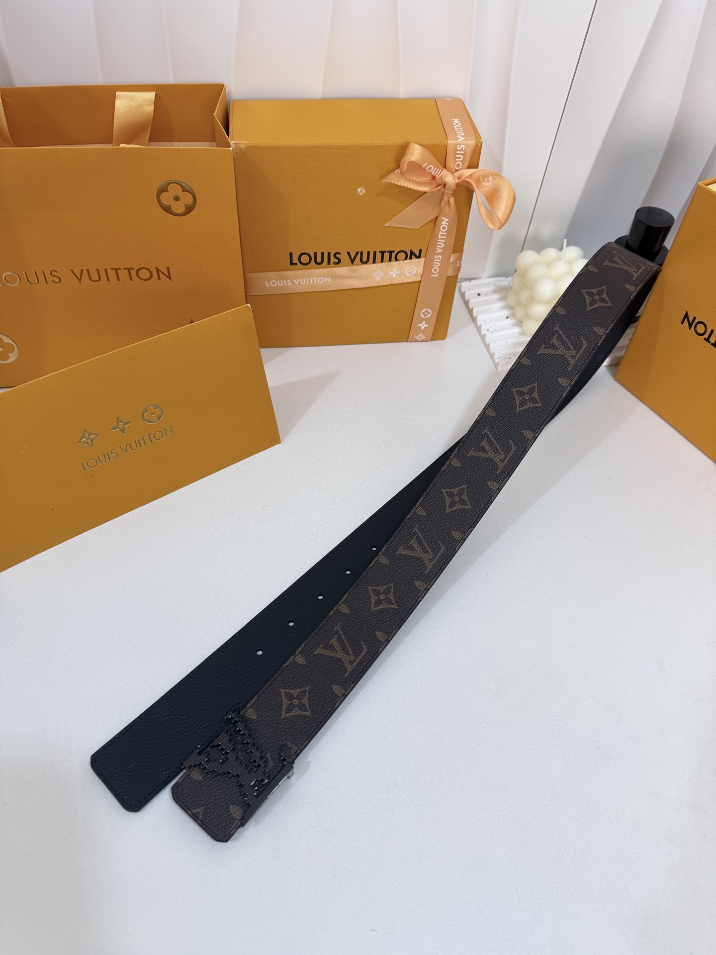 LV暗色花双面亮黑标皮带｜40mm标准宽度       一面细腻黑色粒面牛皮、 一面经典老花，双面随心切换 亮面立体黑L