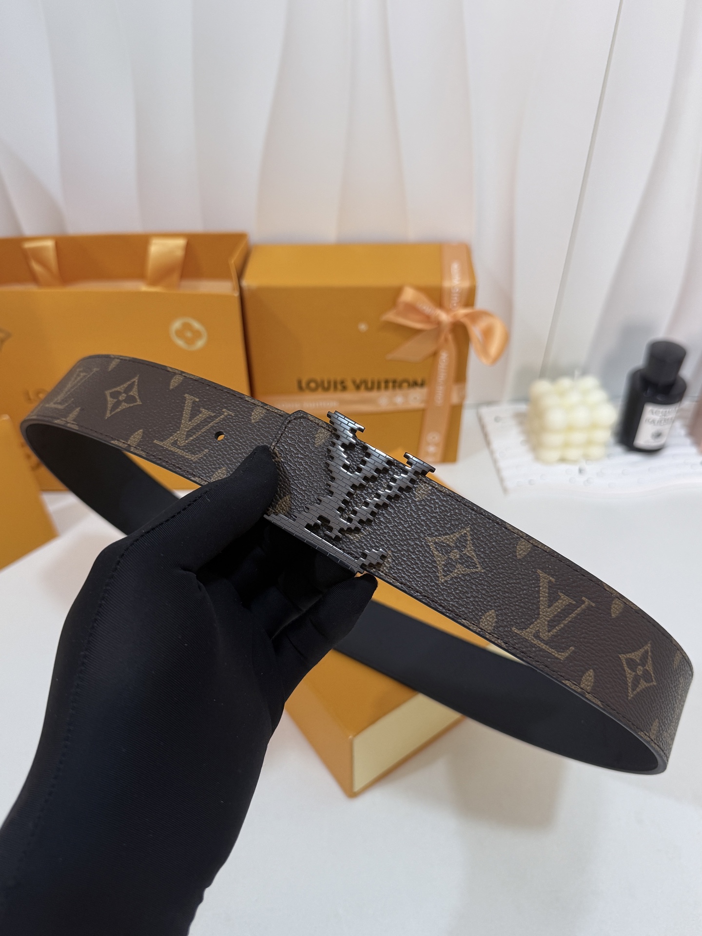 LV暗色花双面亮黑标皮带｜40mm标准宽度       一面细腻黑色粒面牛皮、 一面经典老花，双面随心切换 亮面立体黑L