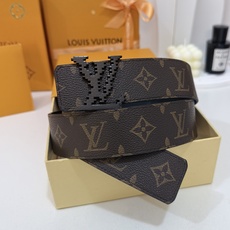 LV暗色花双面亮黑标皮带|40mm标准宽度 一面细腻黑色粒面牛皮、 一面经典老花,双面随心切换 亮面立体黑L LV暗色花双面亮黑标皮带|40mm标准宽度 一面细腻黑色粒面牛皮、 一面经典老花,双面随心切换 亮面立体黑L