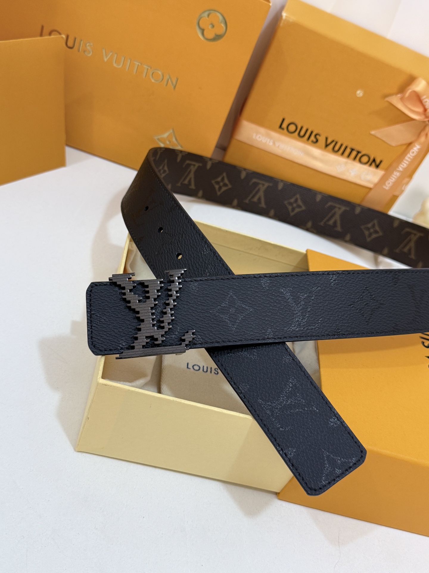 LV暗色花双面亮黑标皮带｜40mm标准宽度       一面细腻黑色粒面牛皮、 一面经典老花，双面随心切换 亮面立体黑L