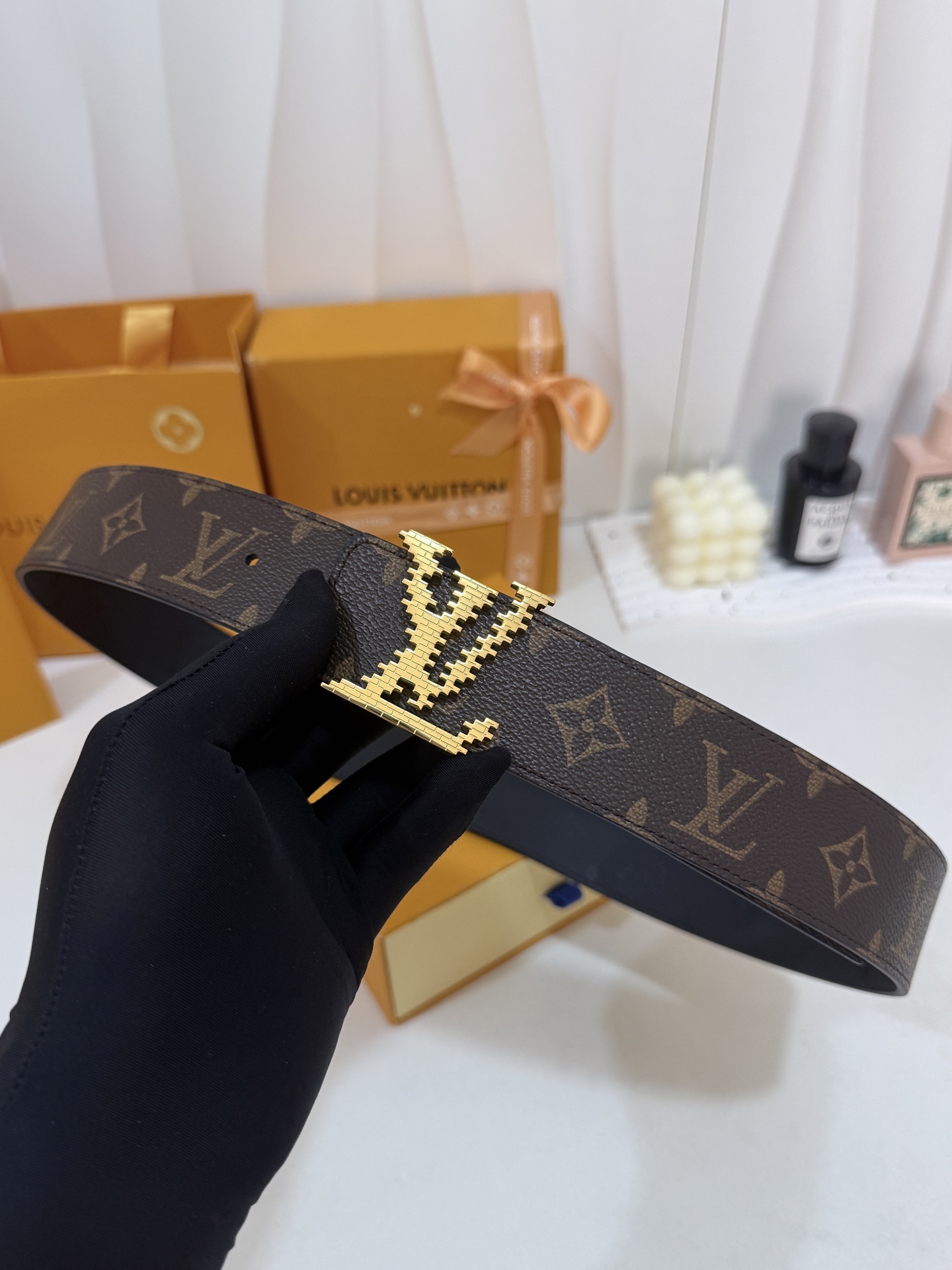 LV暗色花双面金标皮带｜40mm标准宽度       一面细腻黑色粒面牛皮、 一面经典老花，双面随心切换 亮面立体金LV