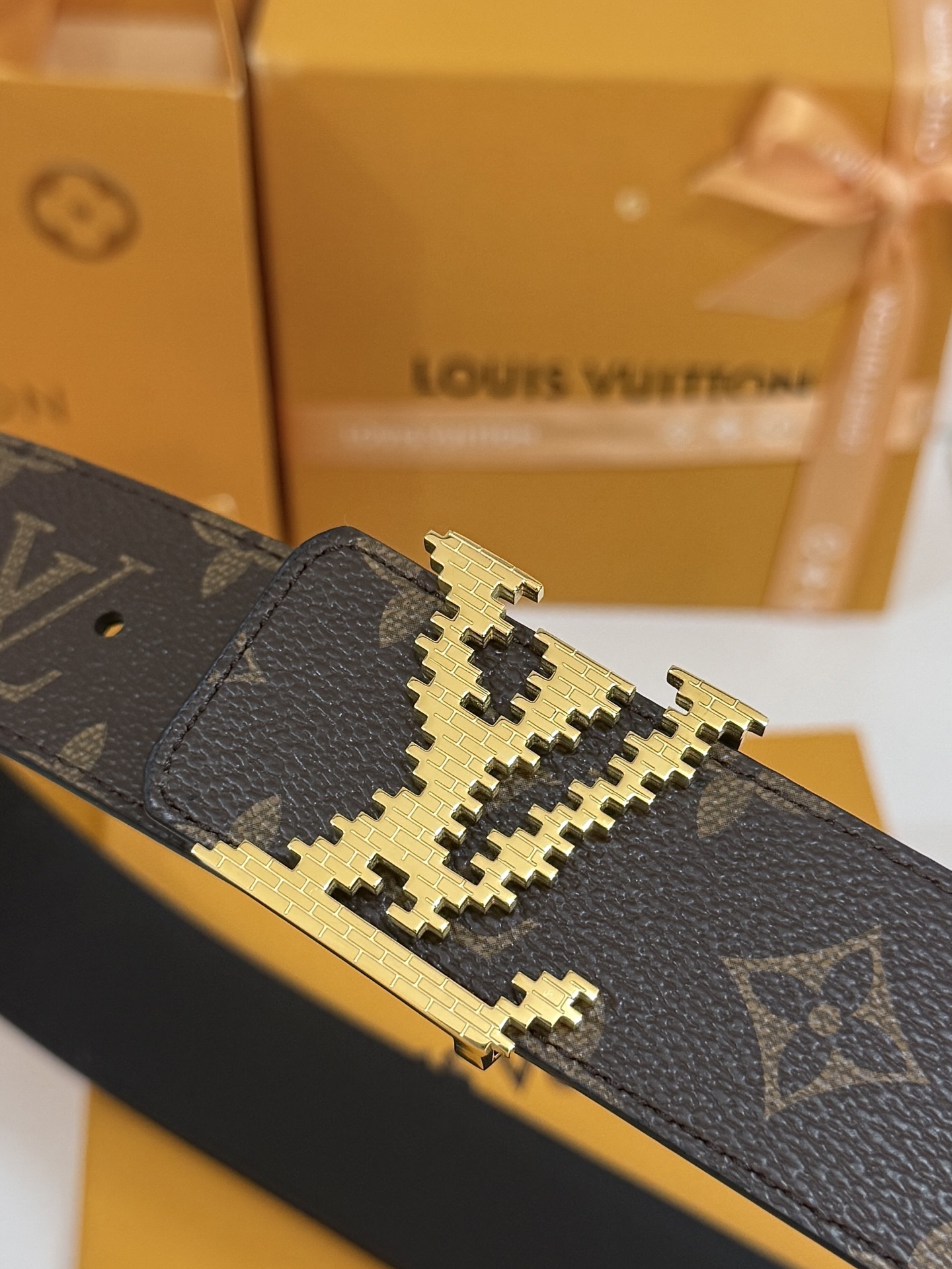 LV暗色花双面金标皮带｜40mm标准宽度       一面细腻黑色粒面牛皮、 一面经典老花，双面随心切换 亮面立体金LV