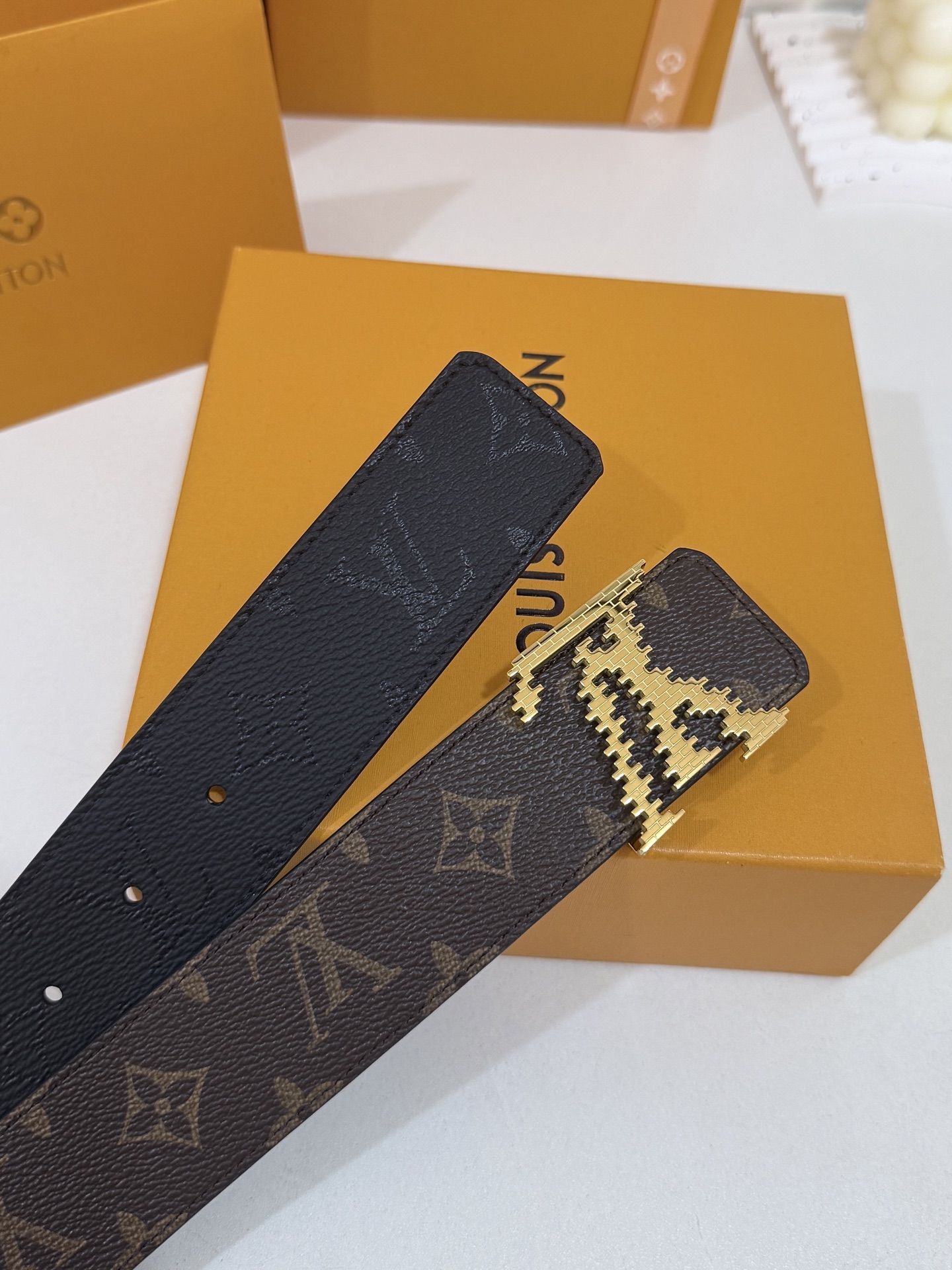 LV暗色花双面金标皮带｜40mm标准宽度       一面细腻黑色粒面牛皮、 一面经典老花，双面随心切换 亮面立体金LV