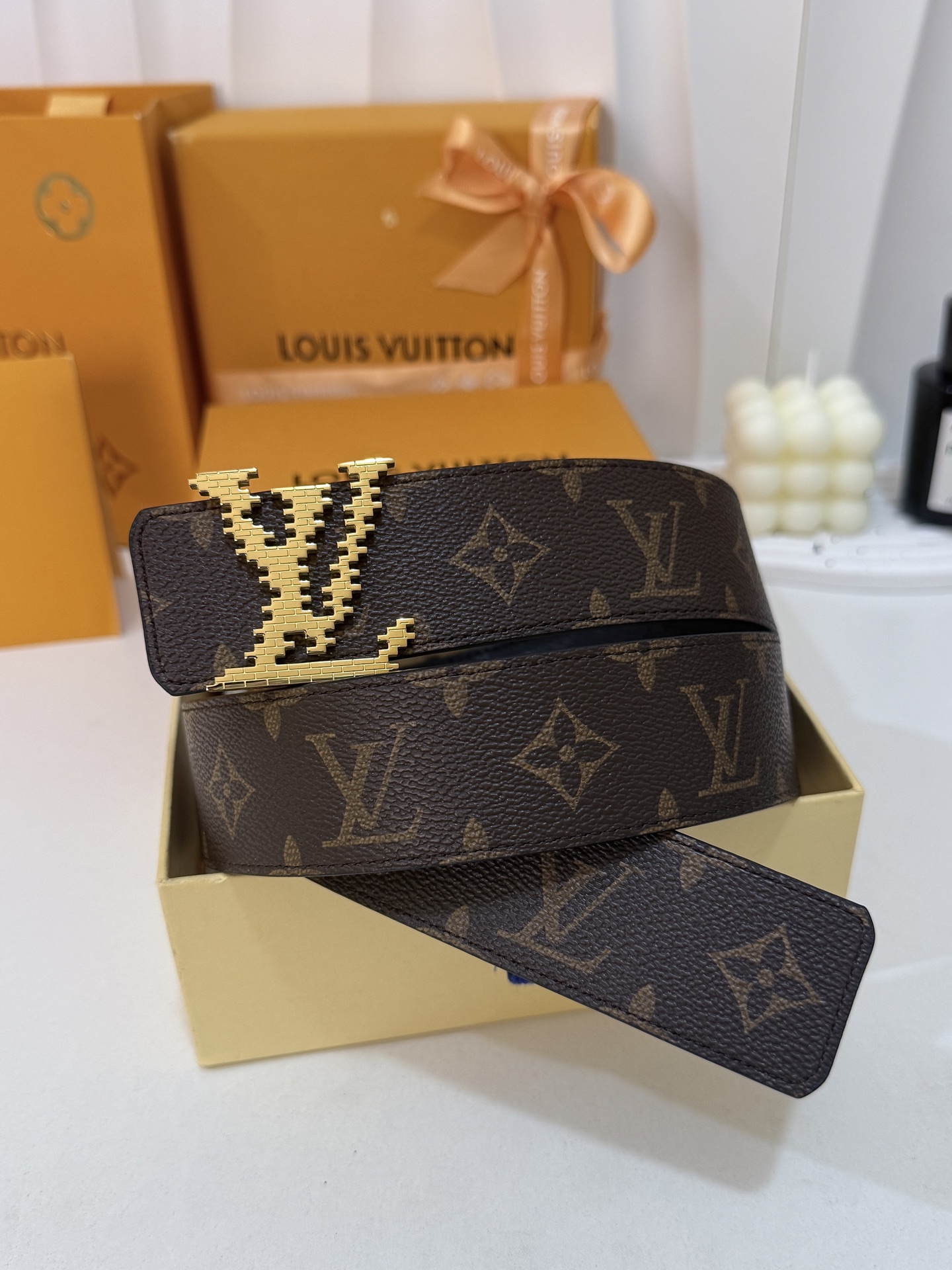 LV暗色花双面金标皮带|40mm标准宽度 一面细腻黑色粒面牛皮、 一面经典老花,双面随心切换 亮面立体金LV LV暗色花双面金标皮带|40mm标准宽度 一面细腻黑色粒面牛皮、 一面经典老花,双面随心切换 亮面立体金LV