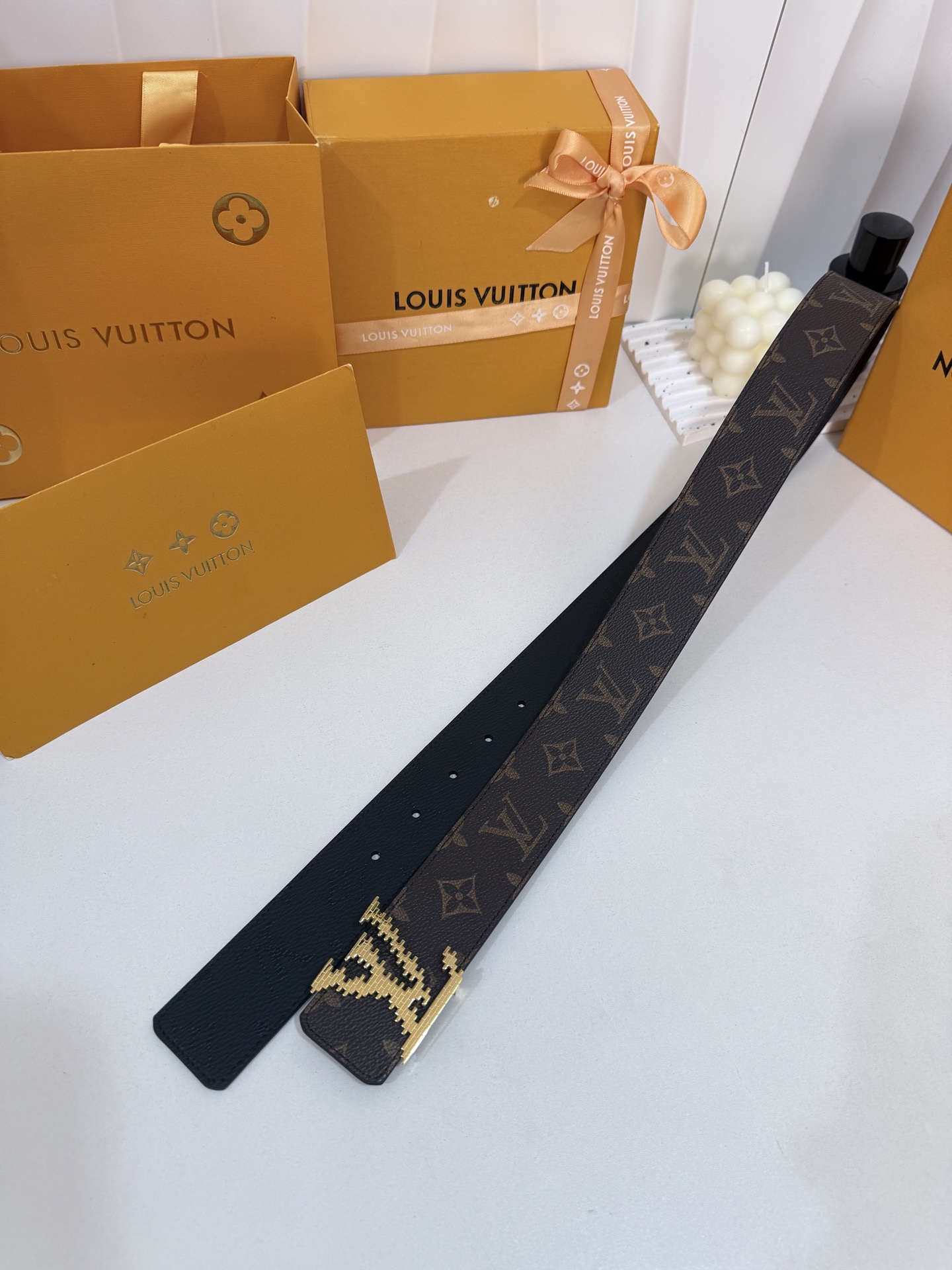LV暗色花双面金标皮带｜40mm标准宽度       一面细腻黑色粒面牛皮、 一面经典老花，双面随心切换 亮面立体金LV