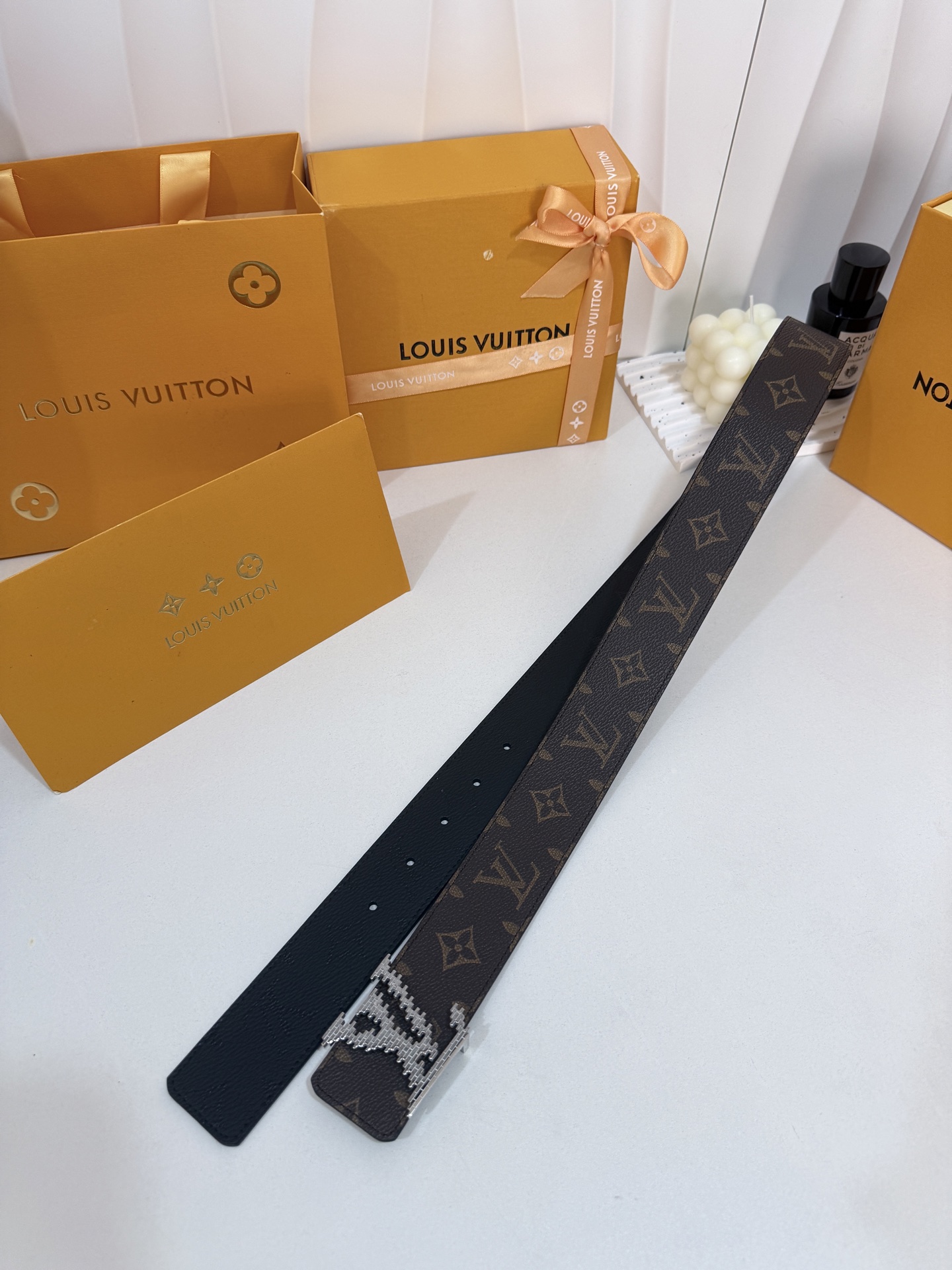 LV暗色花双面银标皮带｜40mm标准宽度       一面细腻黑色粒面牛皮、 一面经典老花，双面随心切换 亮面立体银LV