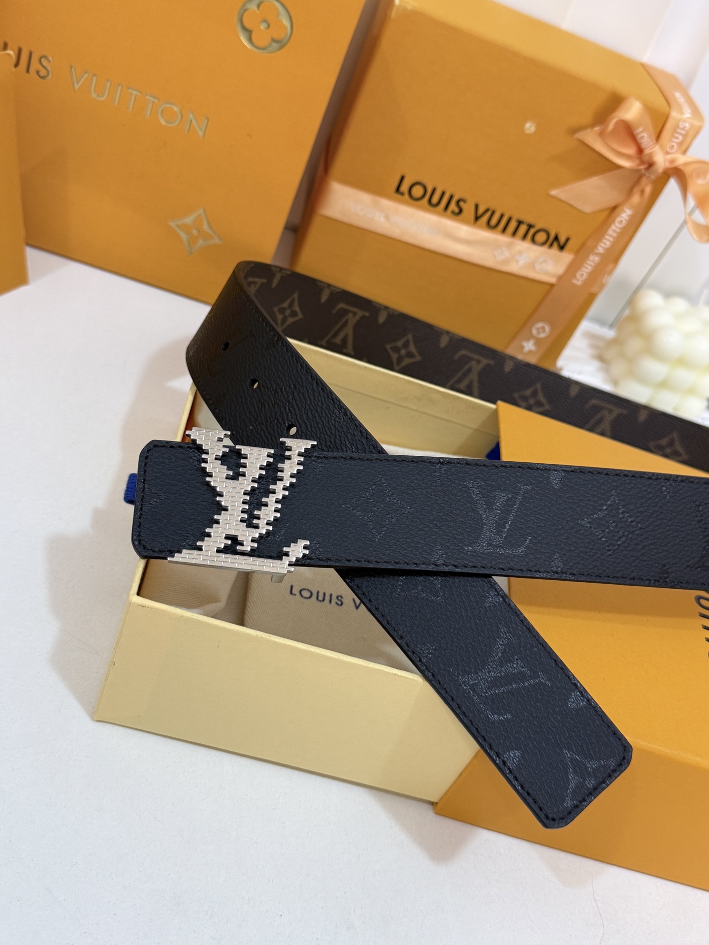 LV暗色花双面银标皮带｜40mm标准宽度       一面细腻黑色粒面牛皮、 一面经典老花，双面随心切换 亮面立体银LV