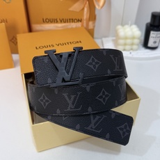 LV暗色花双面黑标皮带|40mm标准宽度 一面细腻黑色粒面牛皮、 一面经典黑老花,双面随心切换 哑面立体黑L LV暗色花双面黑标皮带|40mm标准宽度 一面细腻黑色粒面牛皮、 一面经典黑老花,双面随心切换 哑面立体黑L
