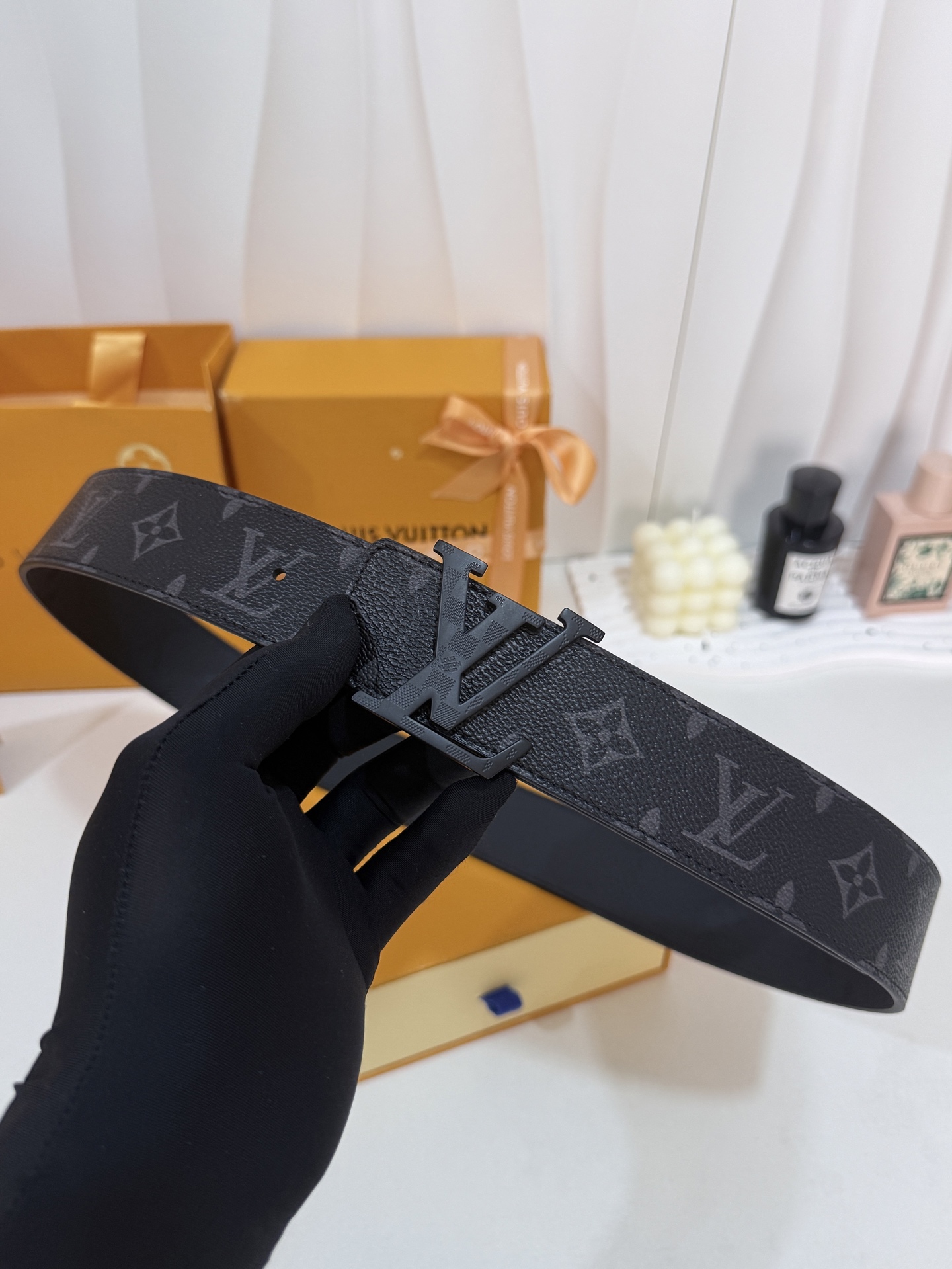 LV暗色花双面黑标皮带｜40mm标准宽度       一面细腻黑色粒面牛皮、 一面经典黑老花，双面随心切换 哑面立体黑L