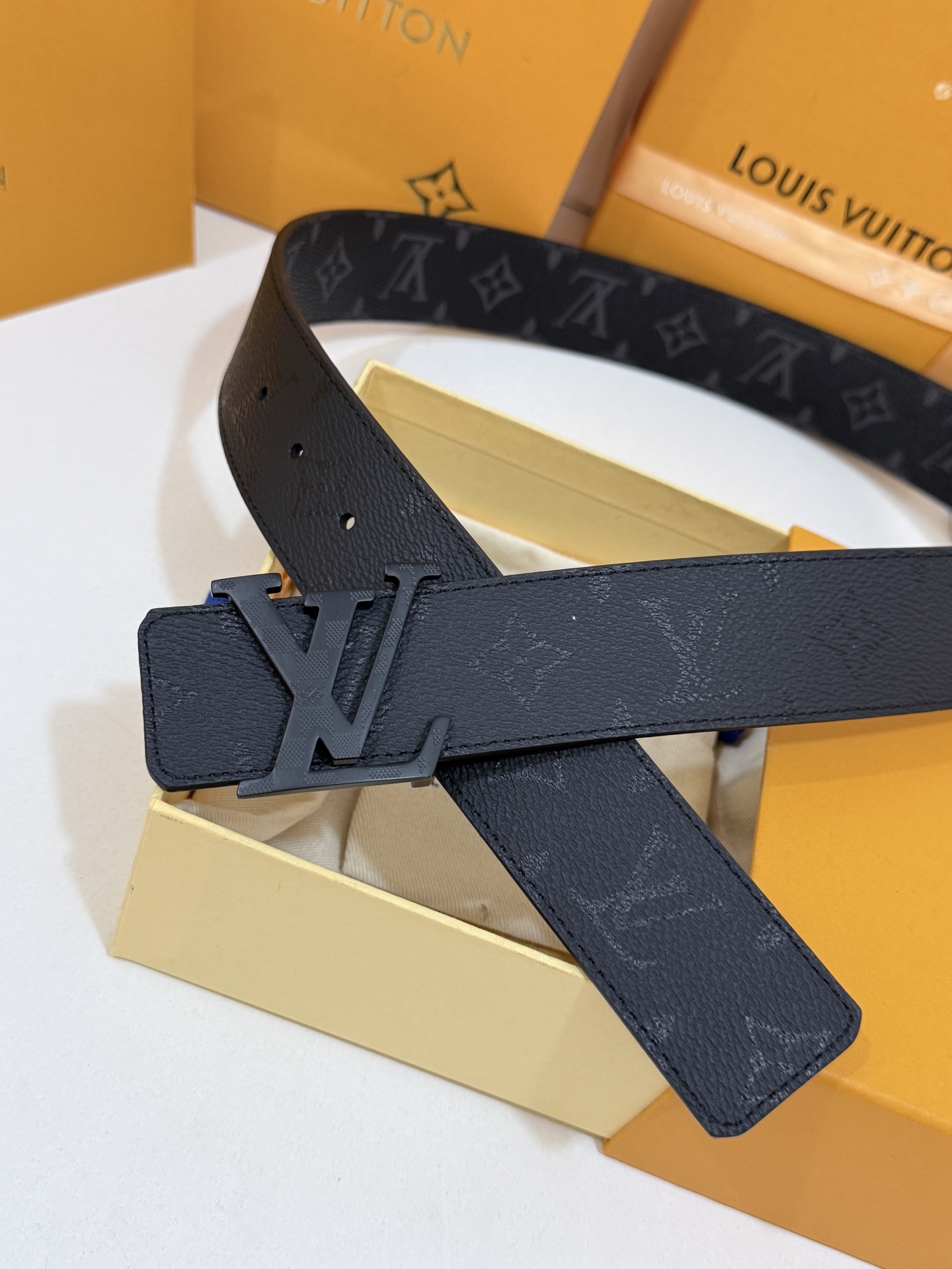 LV暗色花双面黑标皮带｜40mm标准宽度       一面细腻黑色粒面牛皮、 一面经典黑老花，双面随心切换 哑面立体黑L