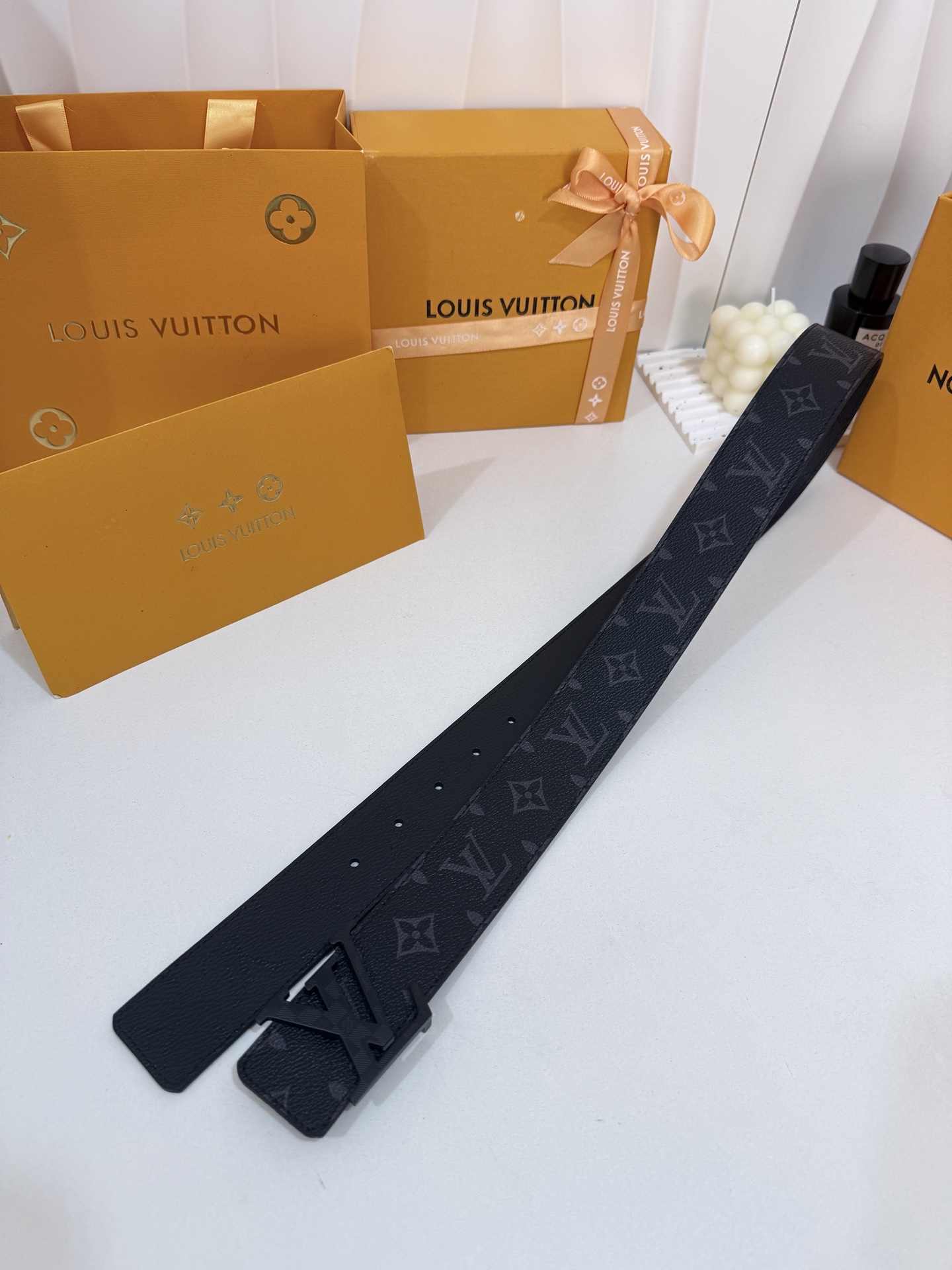 LV暗色花双面黑标皮带｜40mm标准宽度       一面细腻黑色粒面牛皮、 一面经典黑老花，双面随心切换 哑面立体黑L