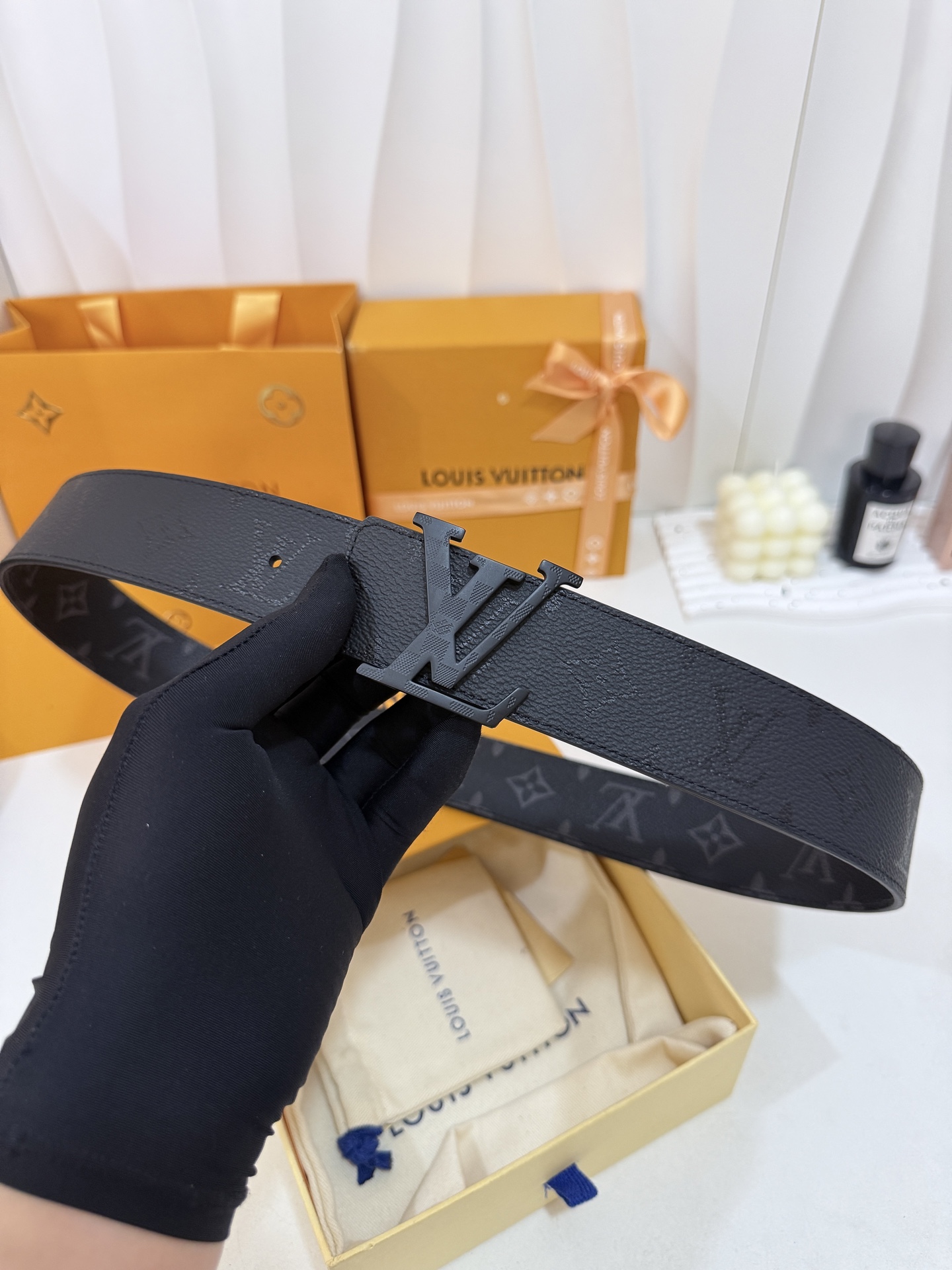 LV暗色花双面黑标皮带｜40mm标准宽度       一面细腻黑色粒面牛皮、 一面经典黑老花，双面随心切换 哑面立体黑L