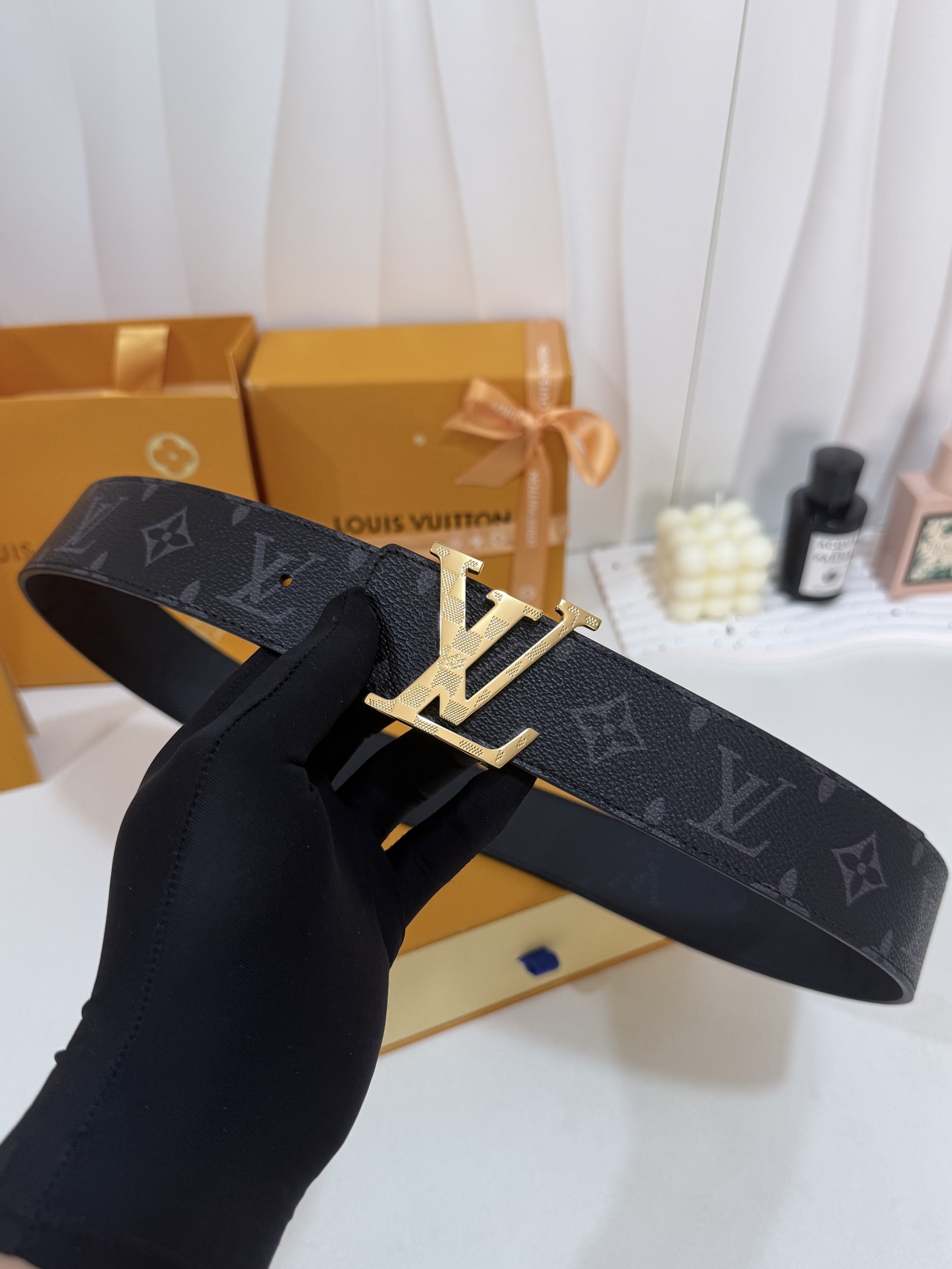LV暗色花双面金标皮带｜40mm标准宽度       一面细腻黑色粒面牛皮、 一面经典黑老花，双面随心切换 亮面立体金L