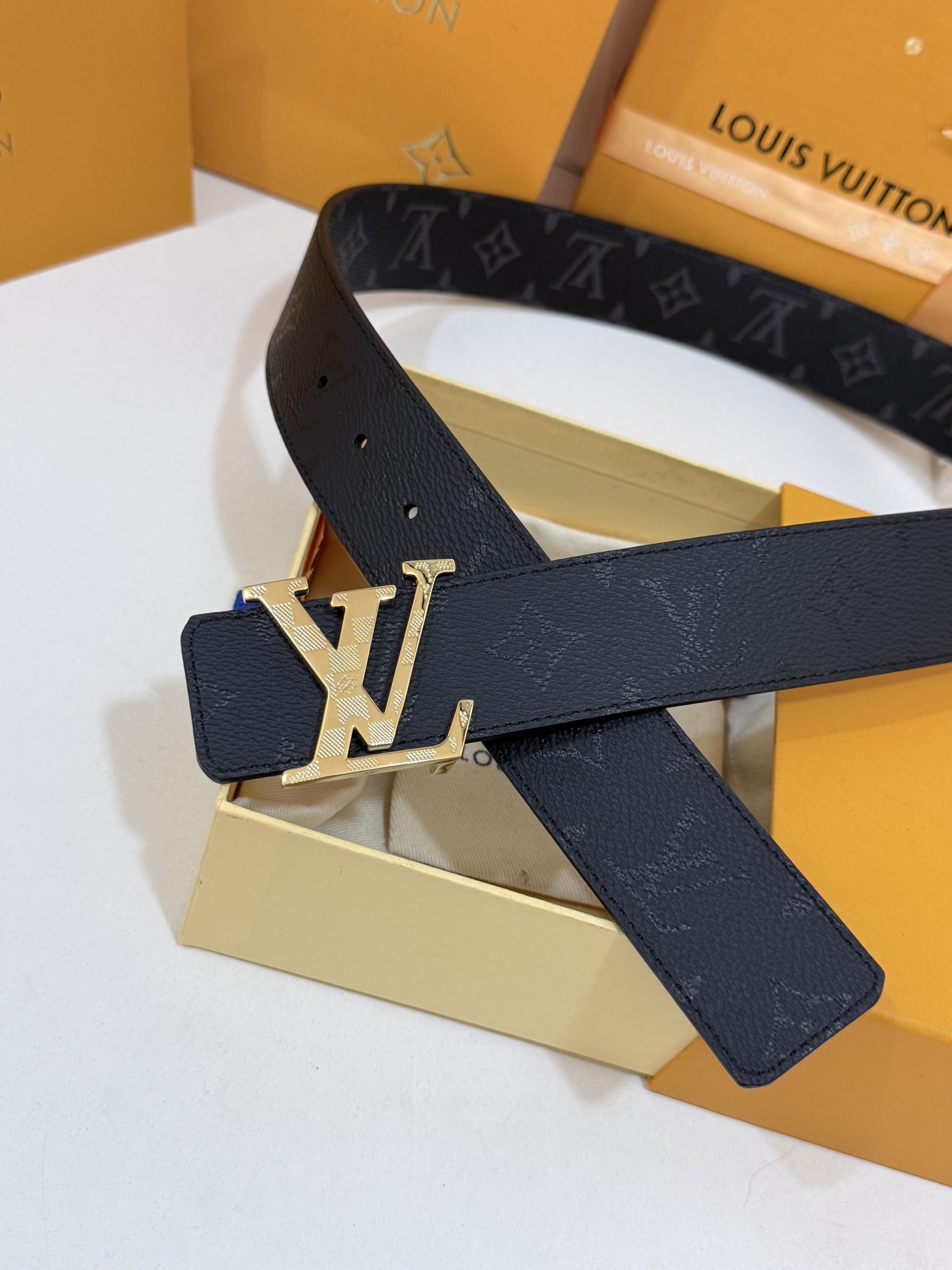 LV暗色花双面金标皮带｜40mm标准宽度       一面细腻黑色粒面牛皮、 一面经典黑老花，双面随心切换 亮面立体金L