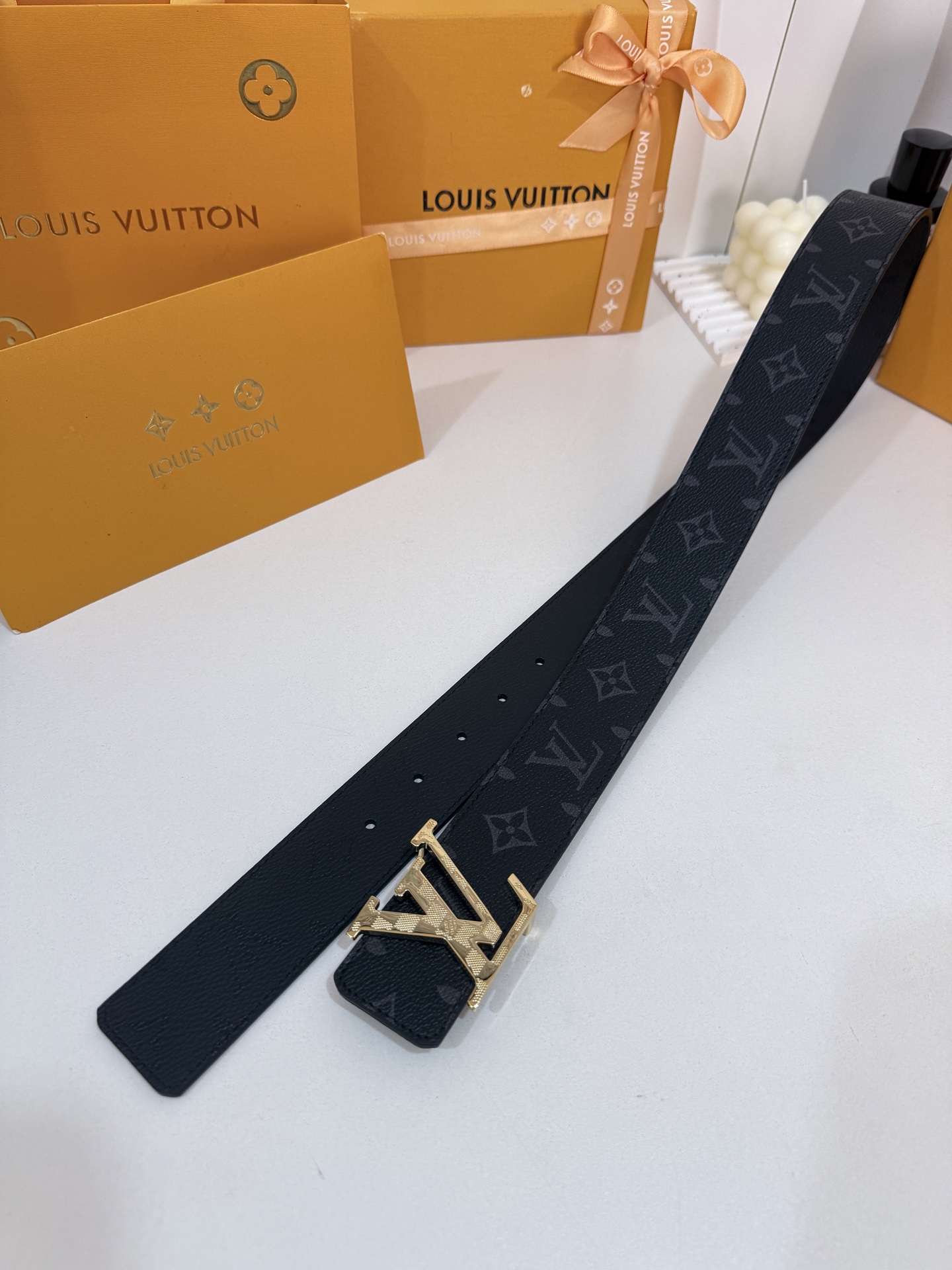 LV暗色花双面金标皮带｜40mm标准宽度       一面细腻黑色粒面牛皮、 一面经典黑老花，双面随心切换 亮面立体金L