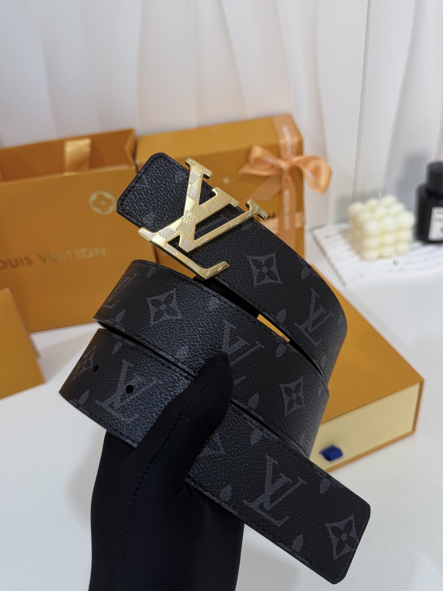 LV暗色花双面金标皮带｜40mm标准宽度       一面细腻黑色粒面牛皮、 一面经典黑老花，双面随心切换 亮面立体金L