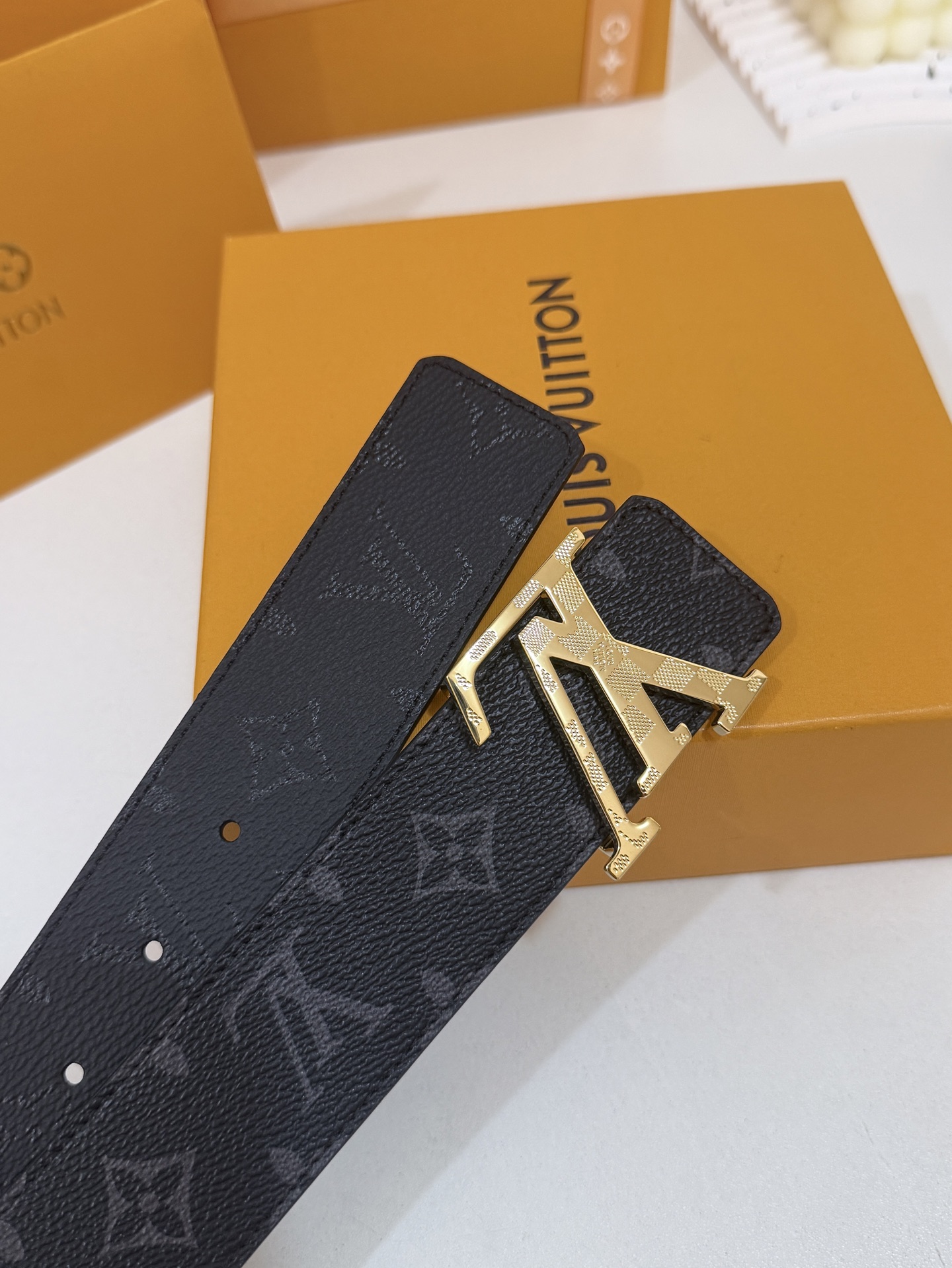 LV暗色花双面金标皮带｜40mm标准宽度       一面细腻黑色粒面牛皮、 一面经典黑老花，双面随心切换 亮面立体金L