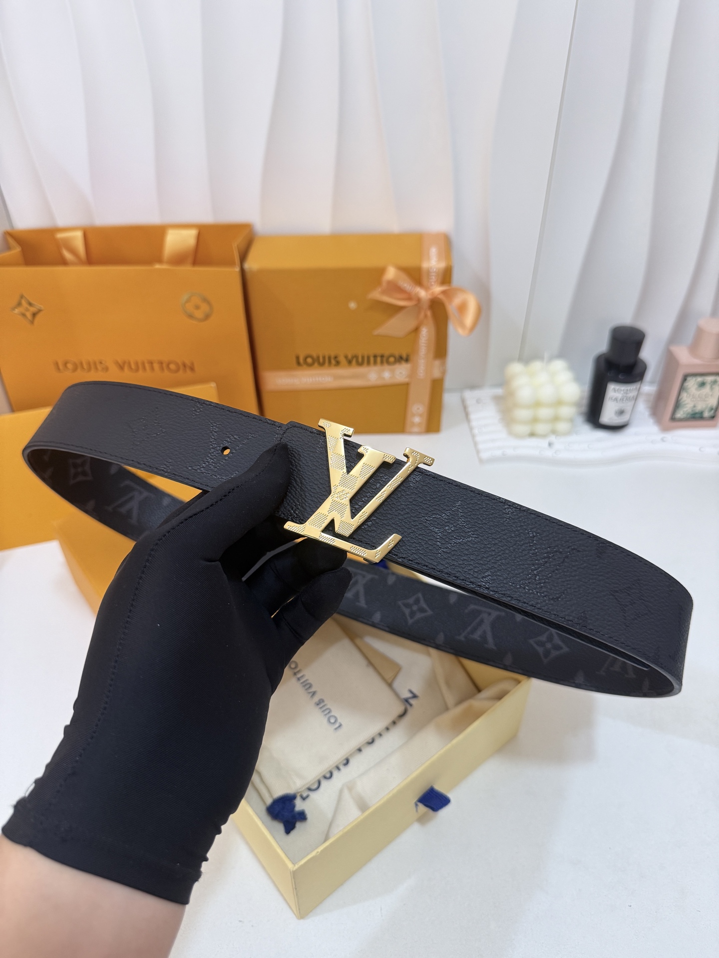 LV暗色花双面金标皮带｜40mm标准宽度       一面细腻黑色粒面牛皮、 一面经典黑老花，双面随心切换 亮面立体金L
