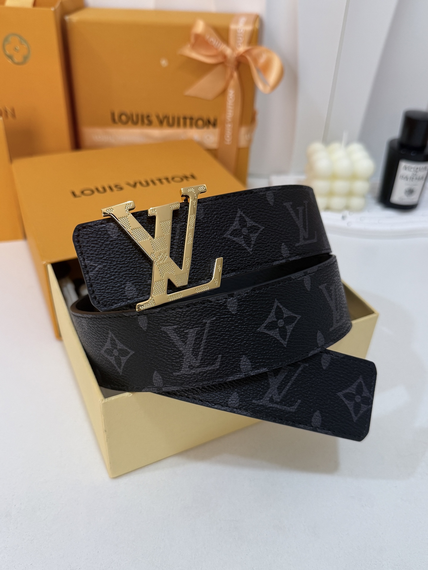 LV暗色花双面金标皮带|40mm标准宽度 一面细腻黑色粒面牛皮、 一面经典黑老花,双面随心切换 亮面立体金L LV暗色花双面金标皮带|40mm标准宽度 一面细腻黑色粒面牛皮、 一面经典黑老花,双面随心切换 亮面立体金L