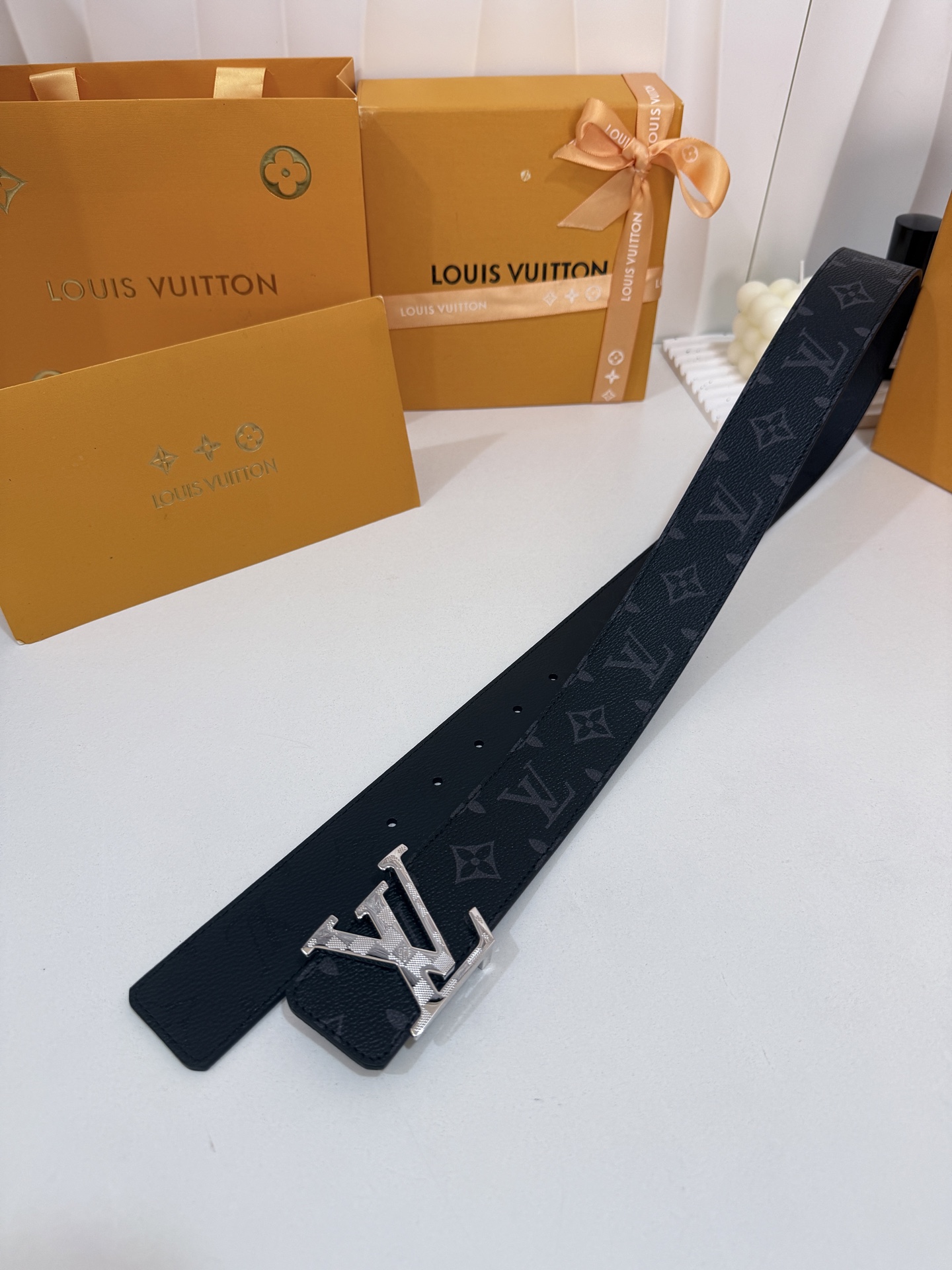 LV暗色花双面银标皮带｜40mm标准宽度       一面细腻黑色粒面牛皮、 一面经典黑老花，双面随心切换 亮面立体银L