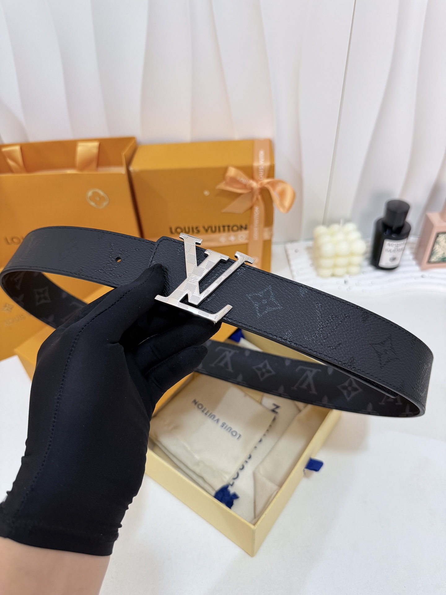 LV暗色花双面银标皮带｜40mm标准宽度       一面细腻黑色粒面牛皮、 一面经典黑老花，双面随心切换 亮面立体银L