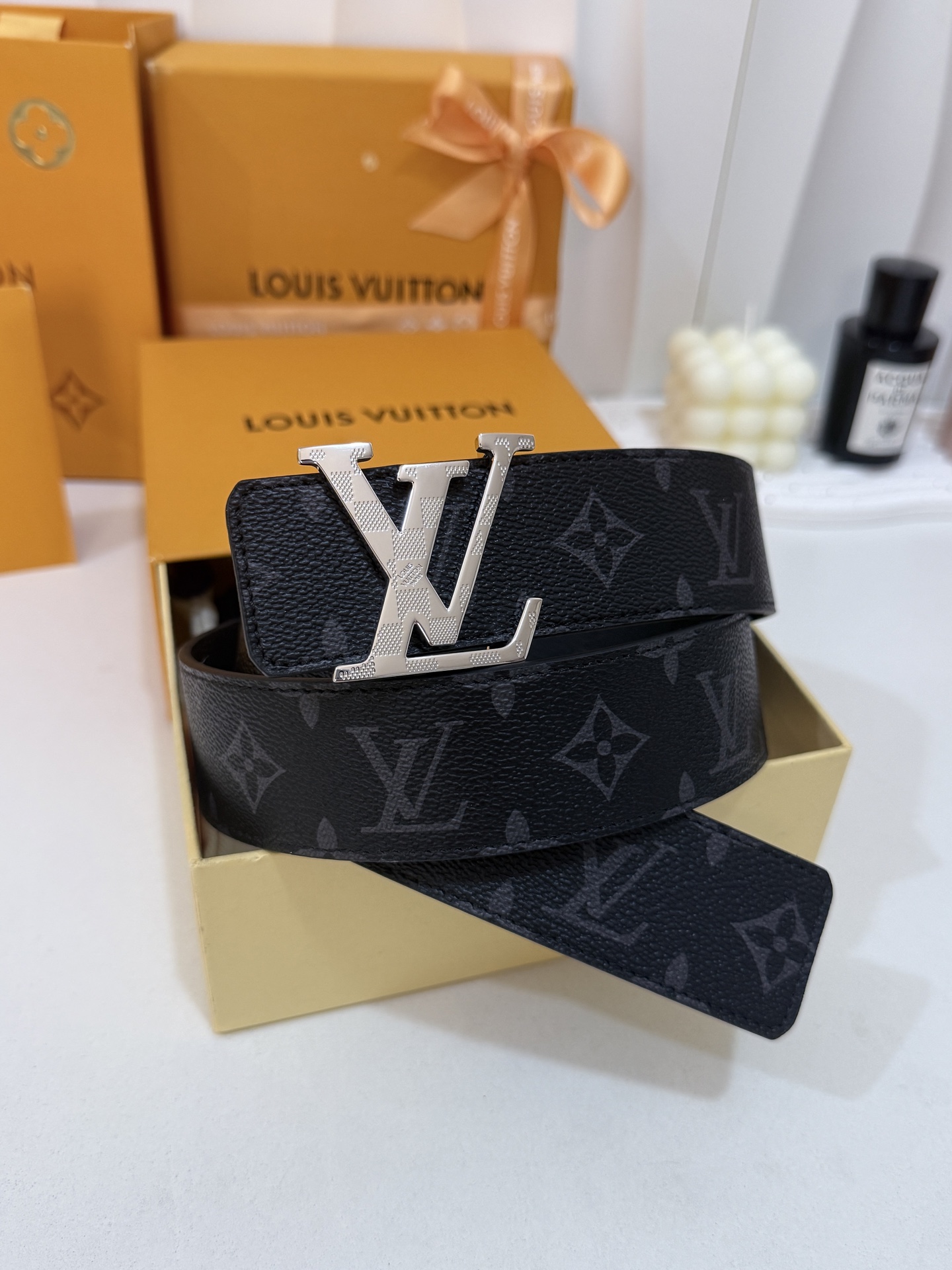 LV暗色花双面银标皮带|40mm标准宽度 一面细腻黑色粒面牛皮、 一面经典黑老花,双面随心切换 亮面立体银L LV暗色花双面银标皮带|40mm标准宽度 一面细腻黑色粒面牛皮、 一面经典黑老花,双面随心切换 亮面立体银L