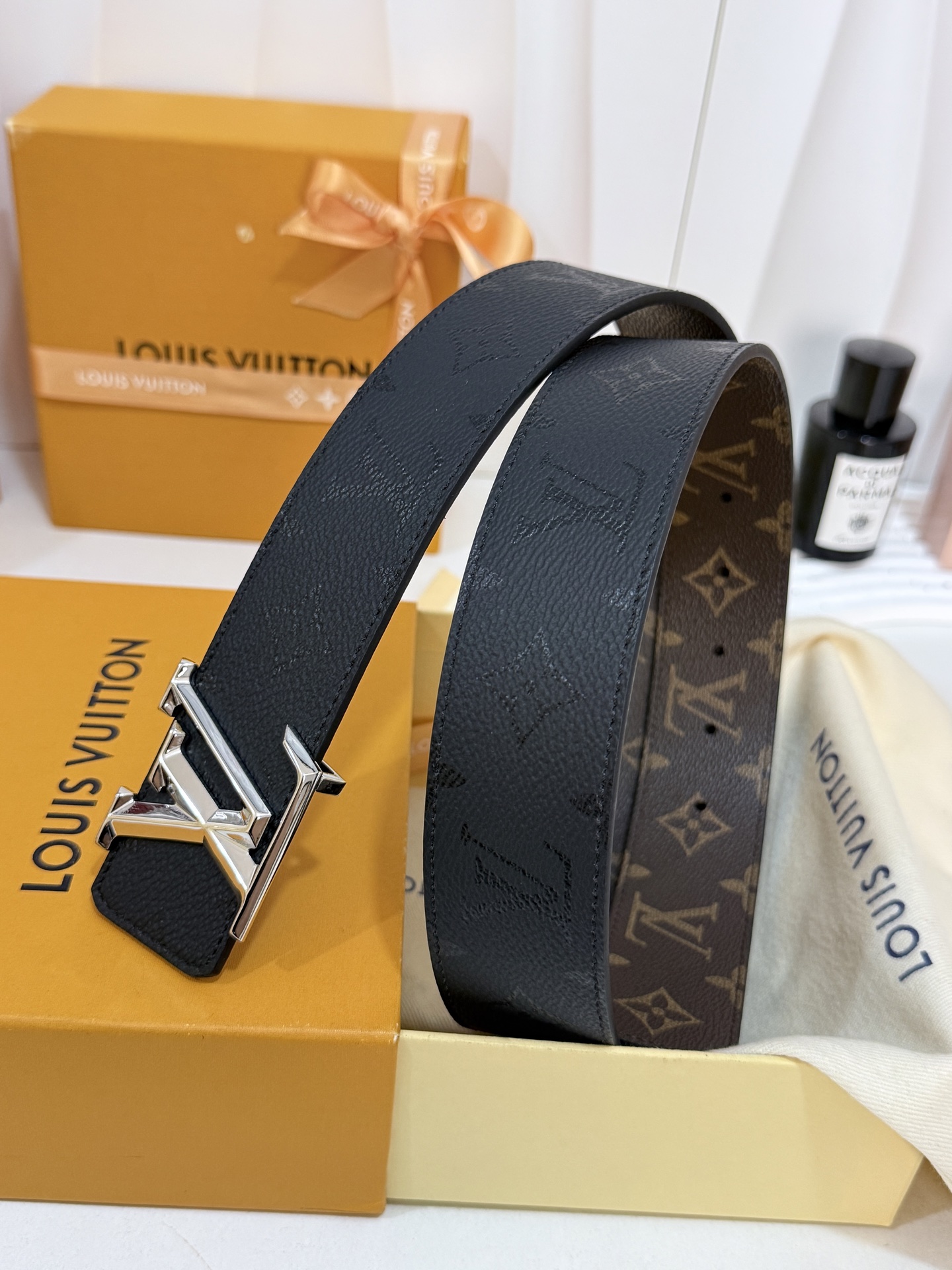 LV暗色花双面银标皮带｜40mm标准宽度       一面细腻黑色粒面牛皮、 一面经典老花，双面随心切换 亮面立体银LV