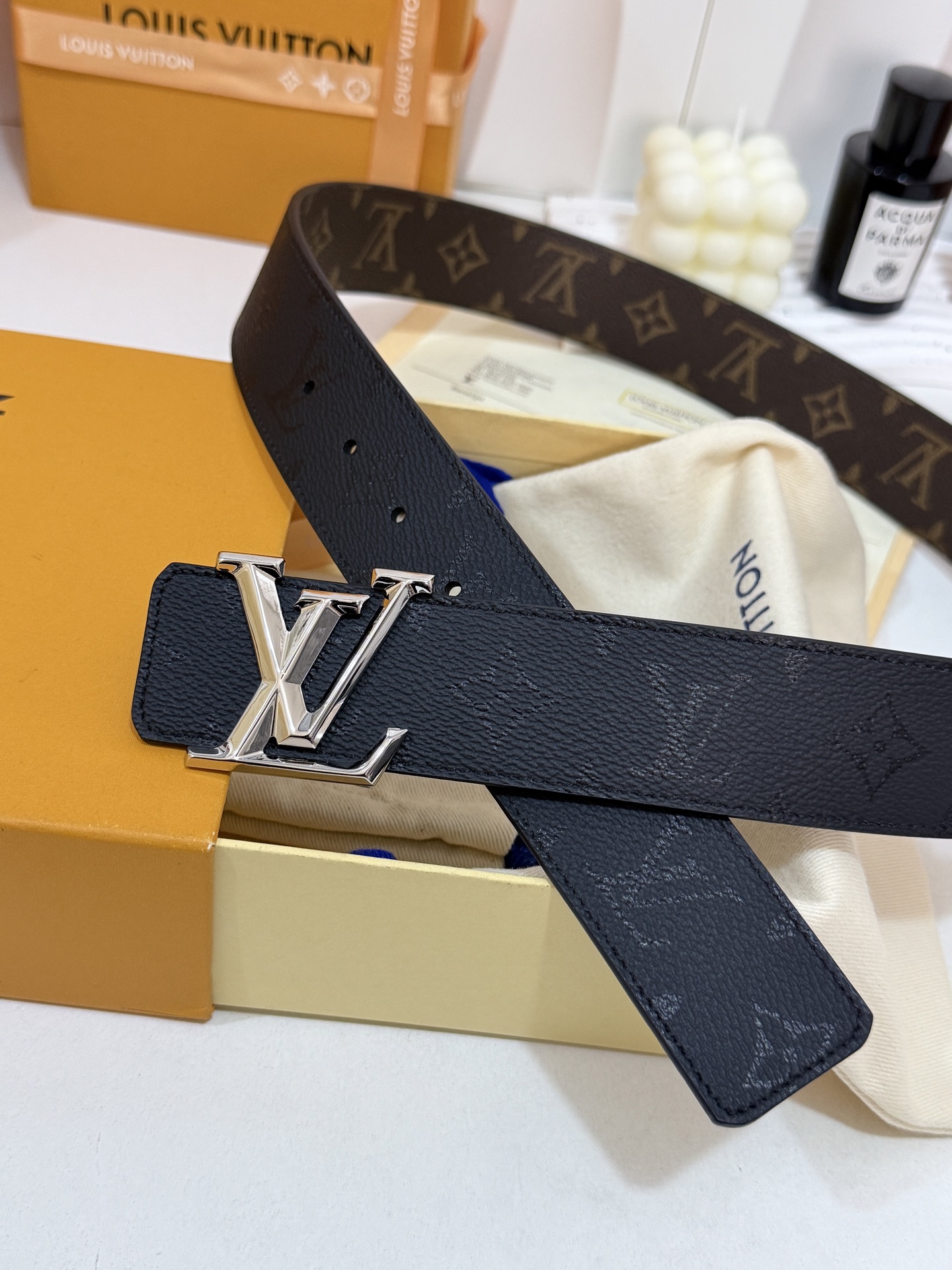 LV暗色花双面银标皮带｜40mm标准宽度       一面细腻黑色粒面牛皮、 一面经典老花，双面随心切换 亮面立体银LV