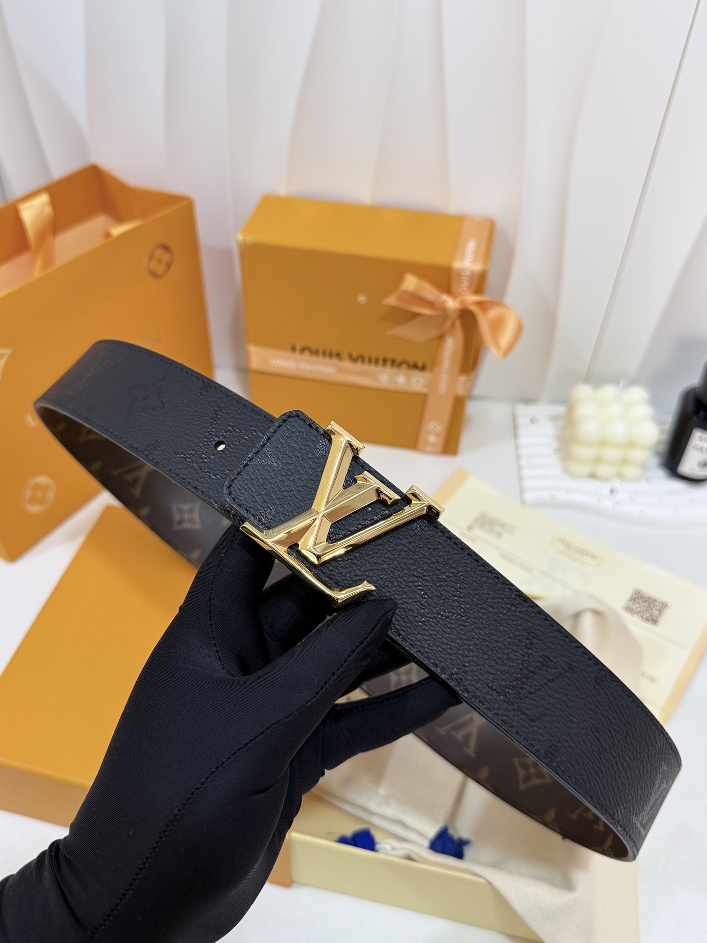 LV暗色花双面金标皮带｜40mm标准宽度       一面细腻黑色粒面牛皮、 一面经典老花，双面随心切换 亮面立体金LV