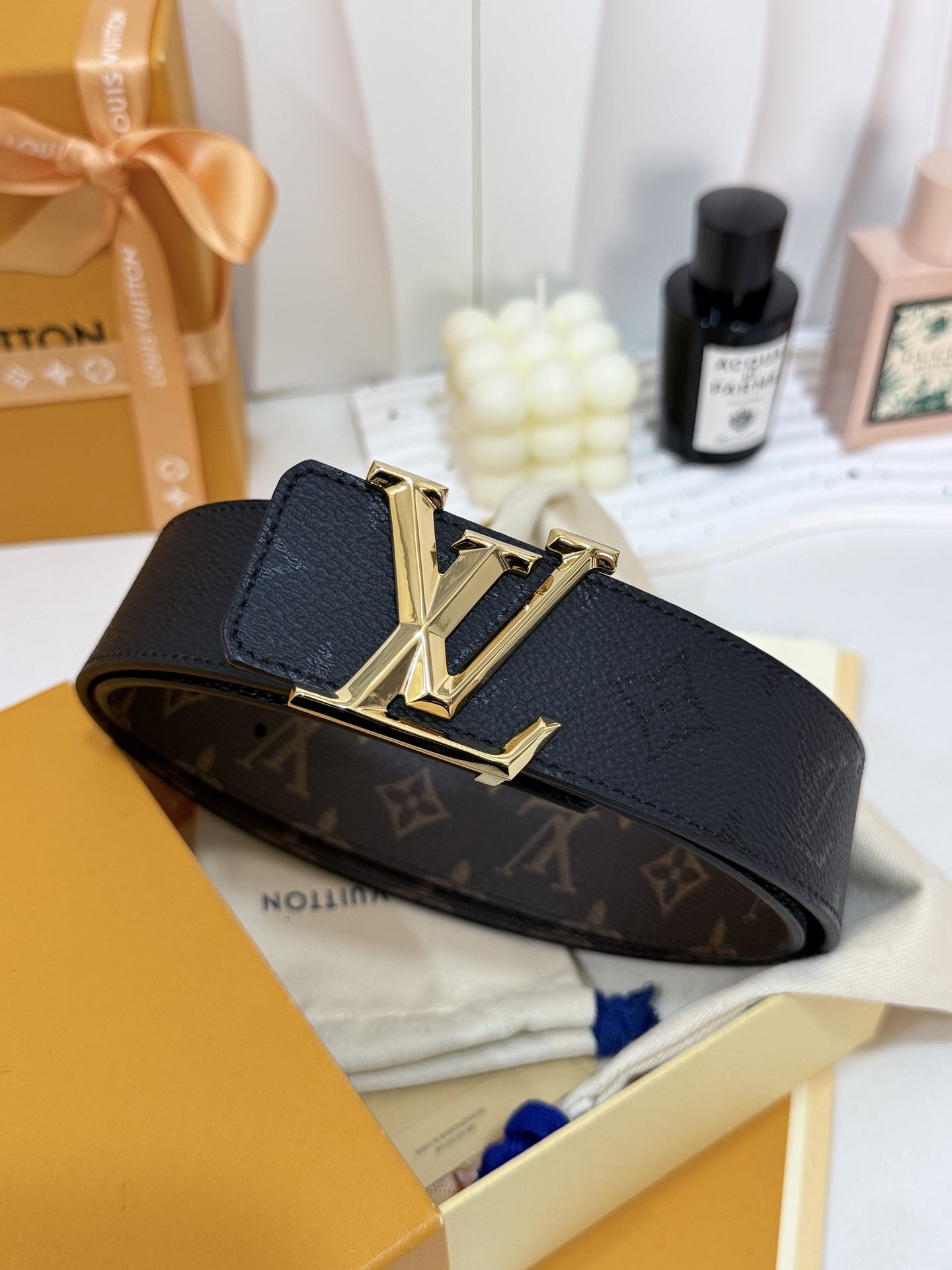 LV暗色花双面金标皮带｜40mm标准宽度       一面细腻黑色粒面牛皮、 一面经典老花，双面随心切换 亮面立体金LV