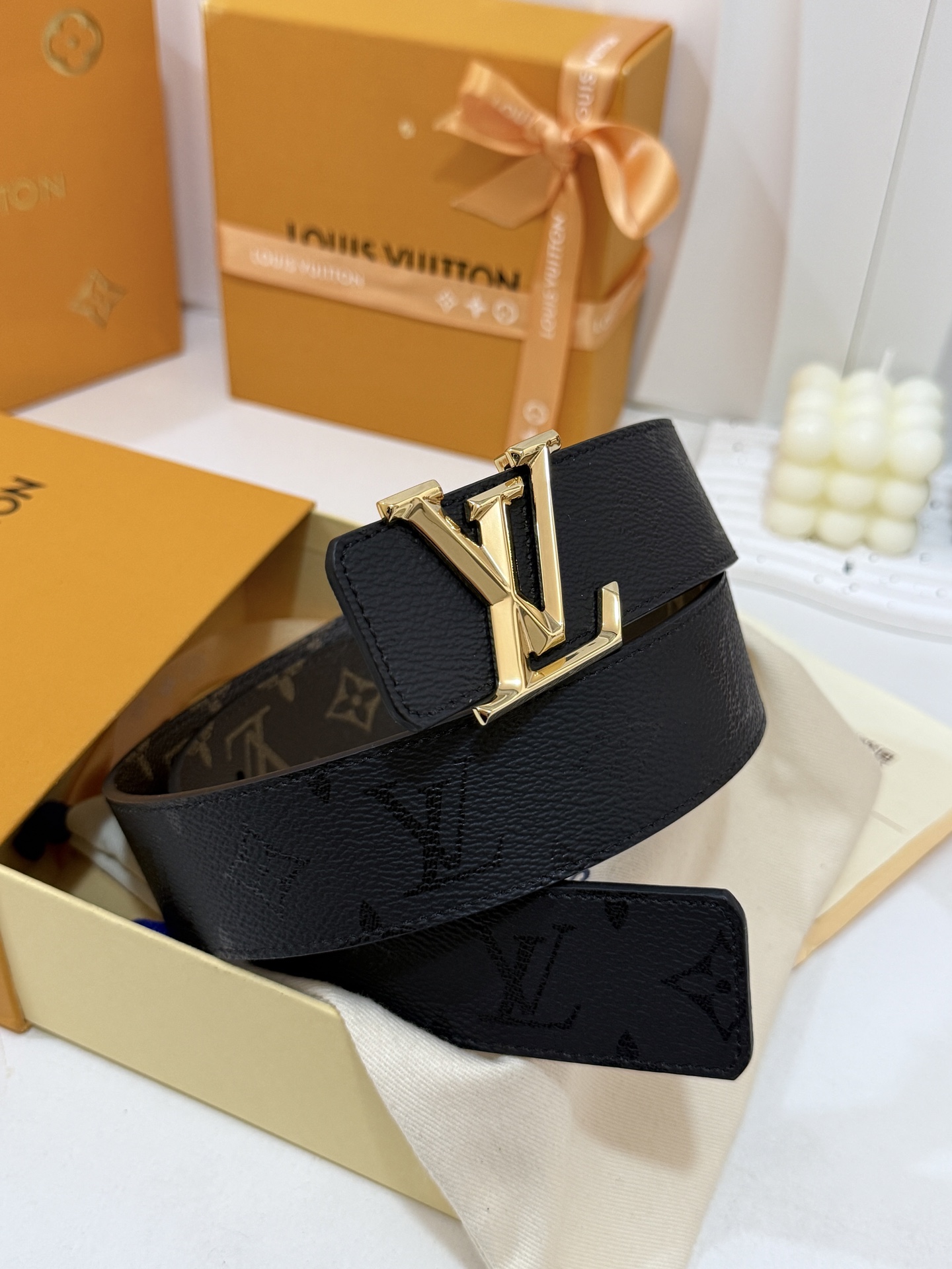 LV暗色花双面金标皮带|40mm标准宽度 一面细腻黑色粒面牛皮、 一面经典老花,双面随心切换 亮面立体金LV LV暗色花双面金标皮带|40mm标准宽度 一面细腻黑色粒面牛皮、 一面经典老花,双面随心切换 亮面立体金LV