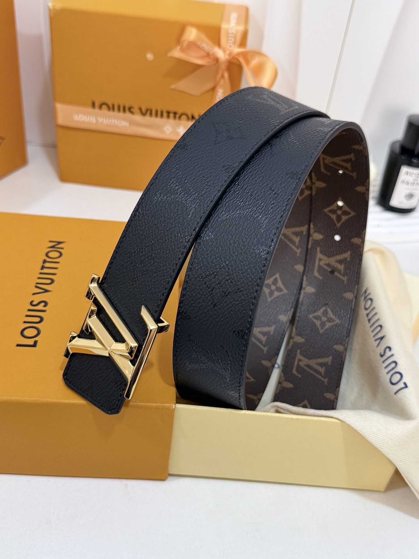 LV暗色花双面金标皮带｜40mm标准宽度       一面细腻黑色粒面牛皮、 一面经典老花，双面随心切换 亮面立体金LV