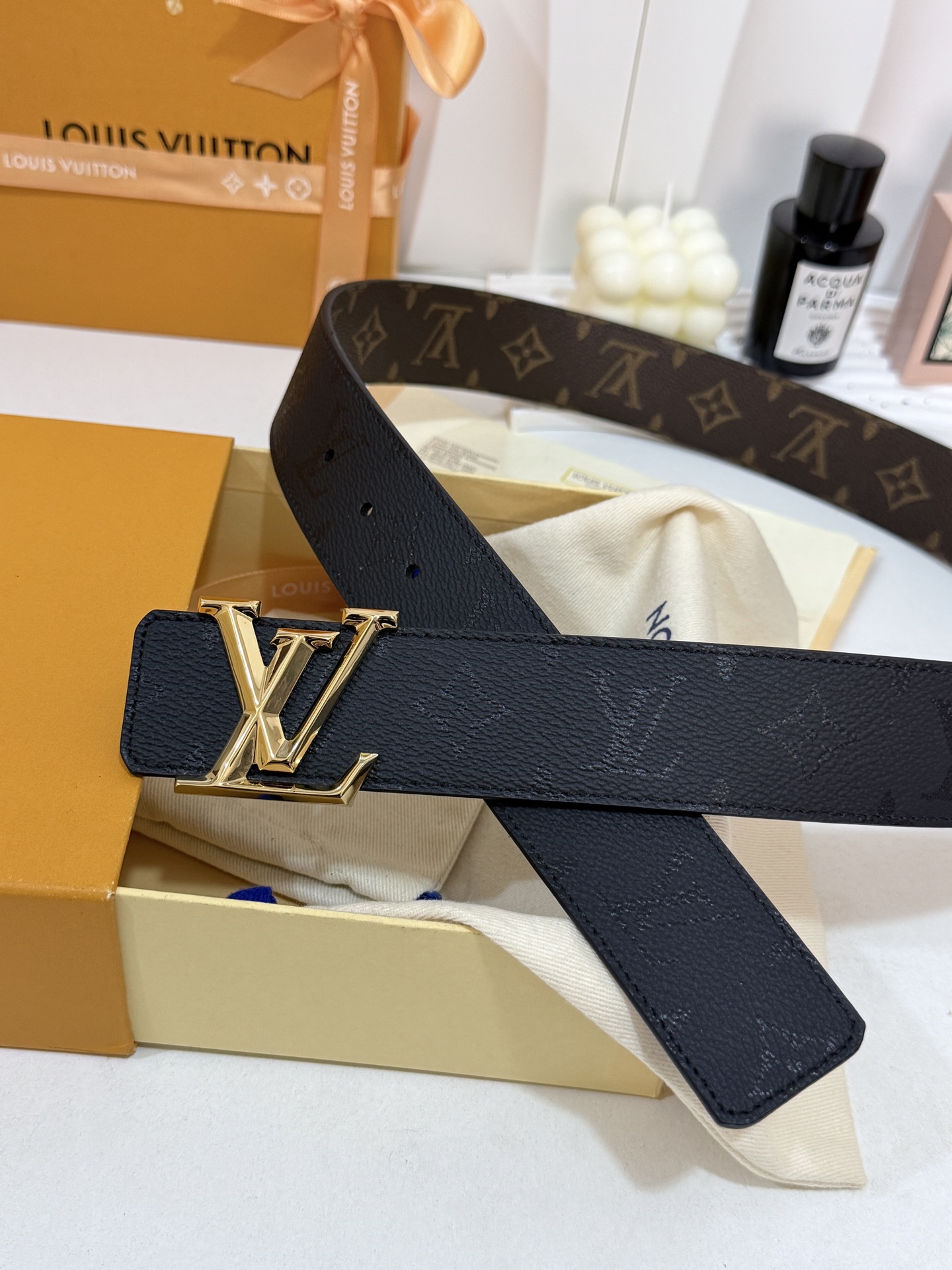 LV暗色花双面金标皮带｜40mm标准宽度       一面细腻黑色粒面牛皮、 一面经典老花，双面随心切换 亮面立体金LV