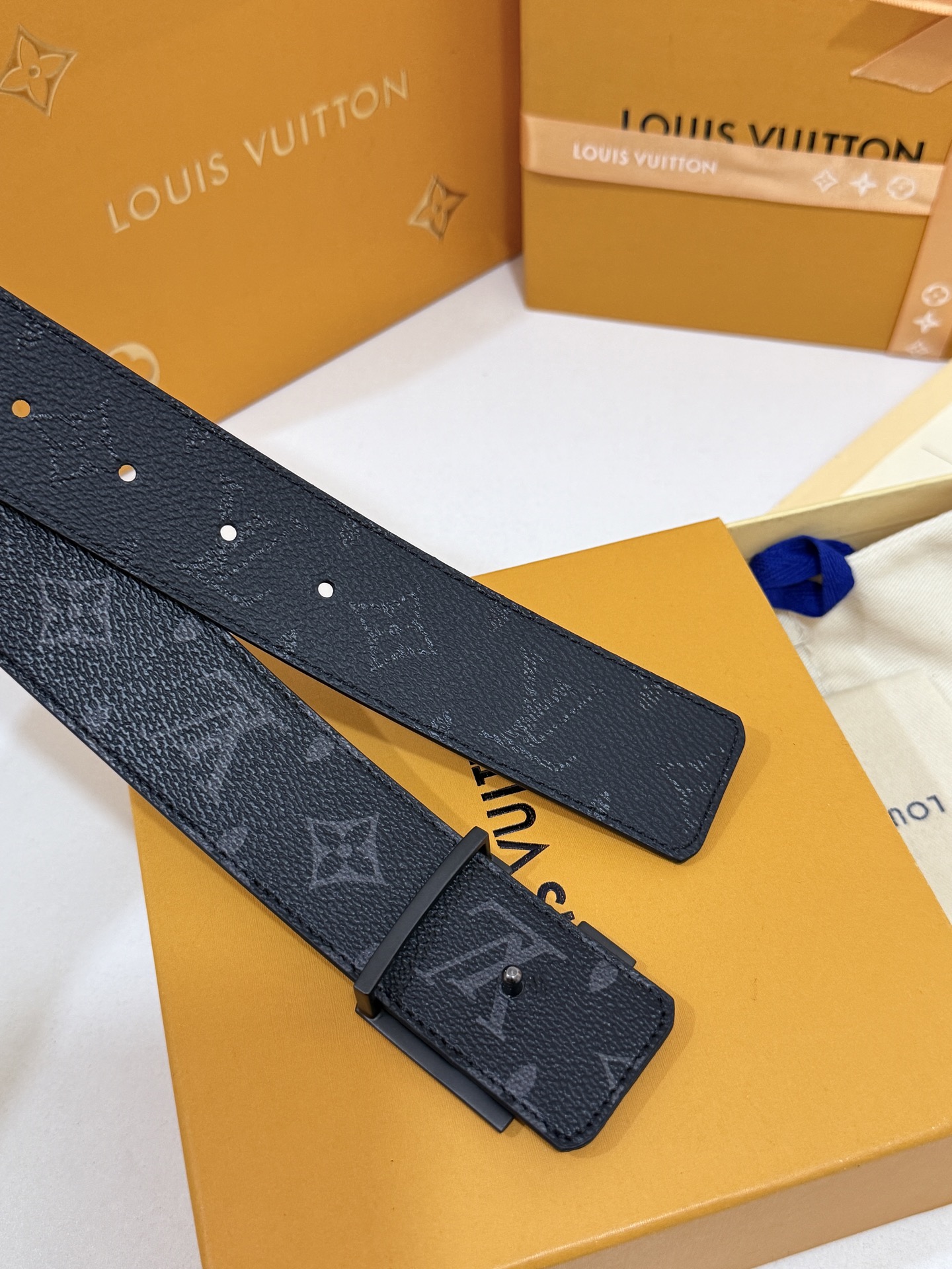 LV暗色花双面砂枪标皮带｜40mm标准宽度       一面细腻黑色粒面牛皮、 一面经典黑老花，双面随心切换 砂面立体枪